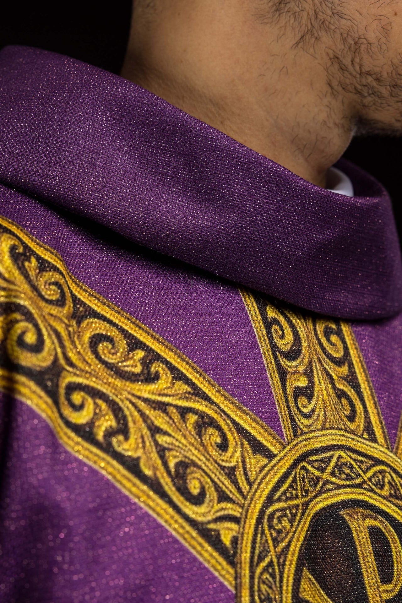 Casulla estampada “Pax” morada con ricos adornos dorados