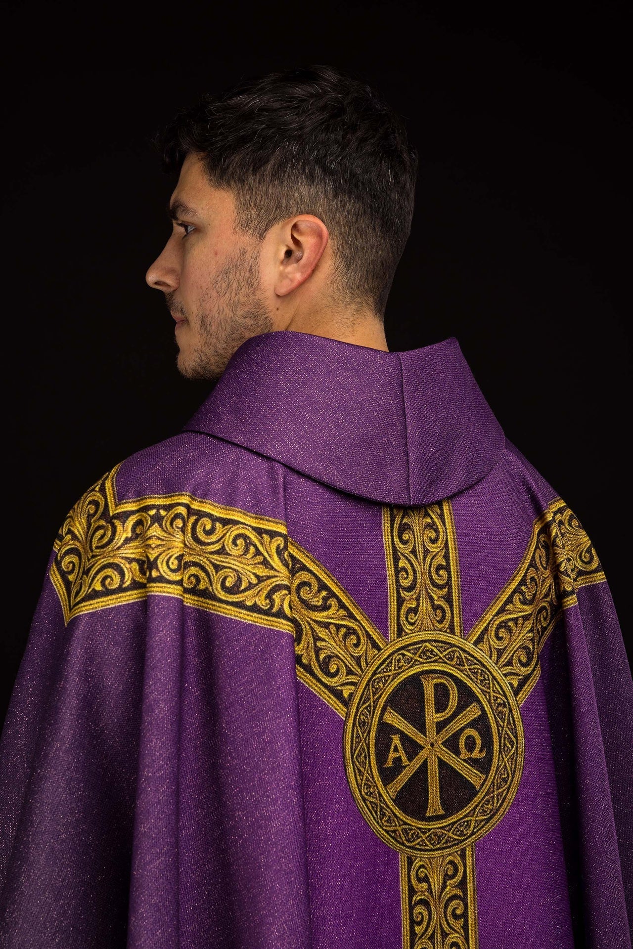 Casulla estampada “Pax” morada con ricos adornos dorados