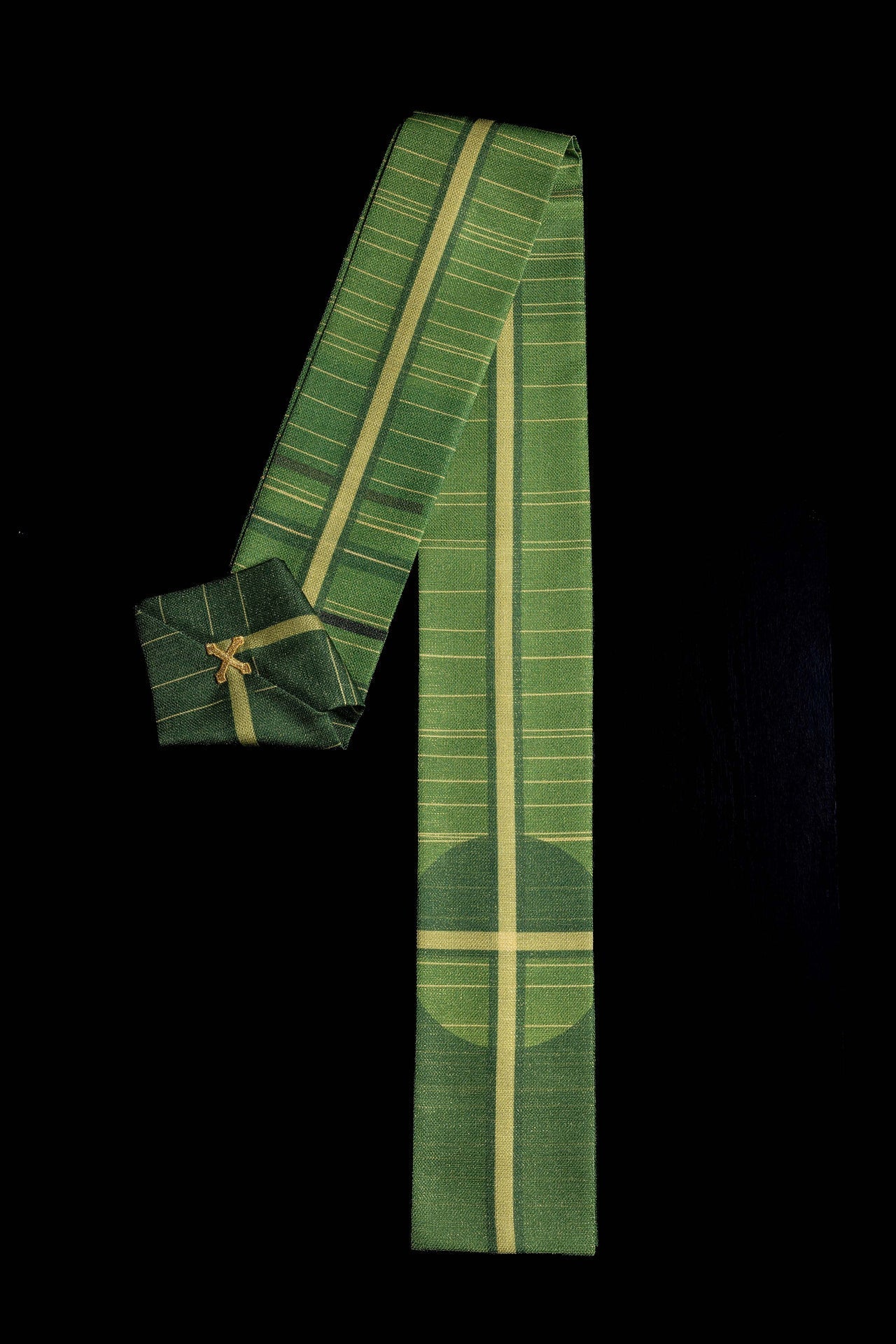 Casulla estampada verde con motivo de cruz