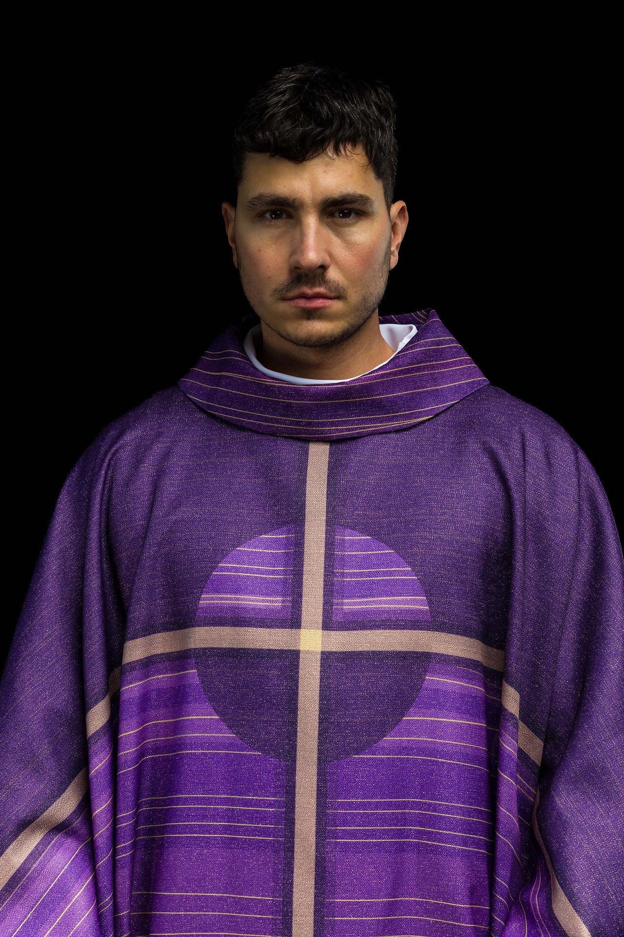 Casulla estampada morada con motivo de cruz