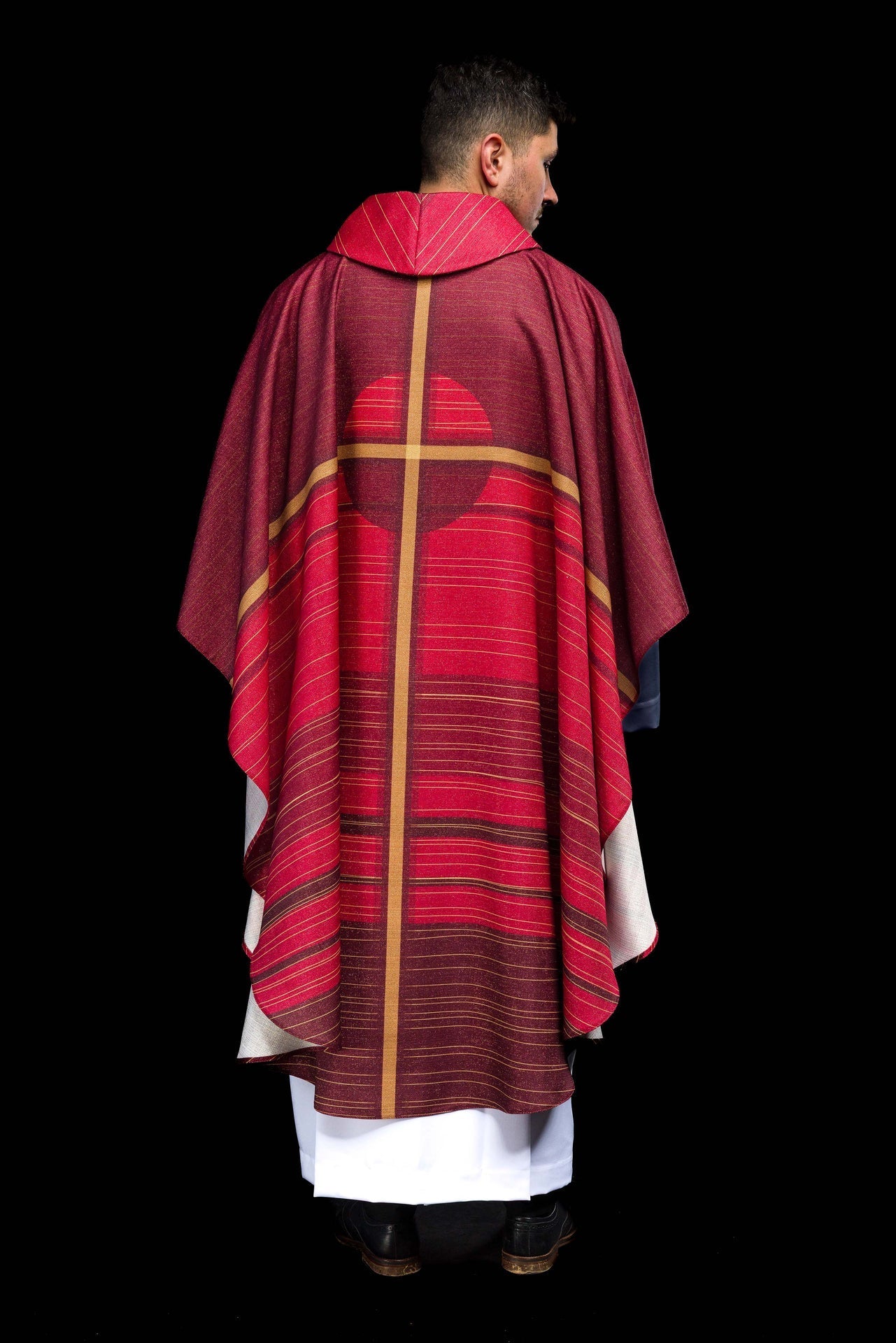 Casulla estampada roja con motivo de cruz