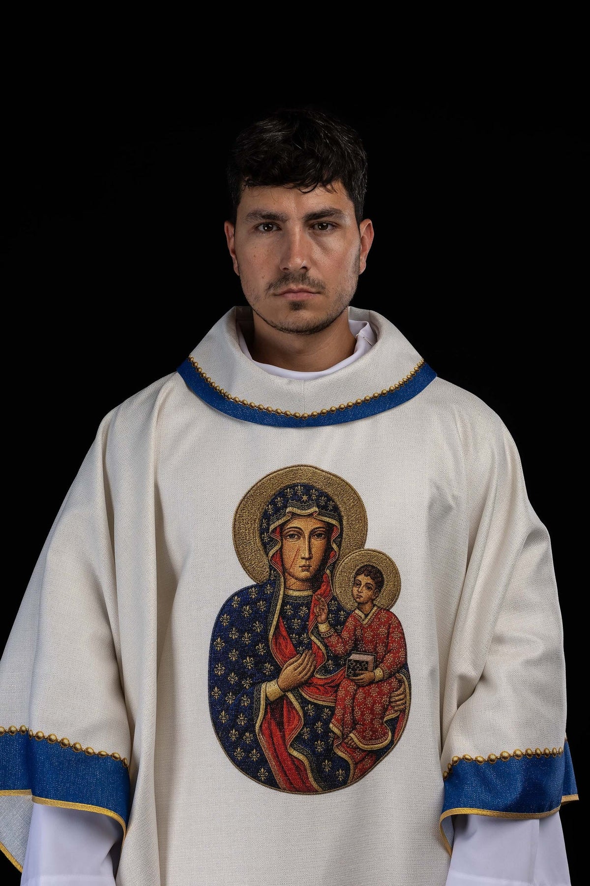 Casulla estampada con la imagen de la Virgen María de Częstochowa