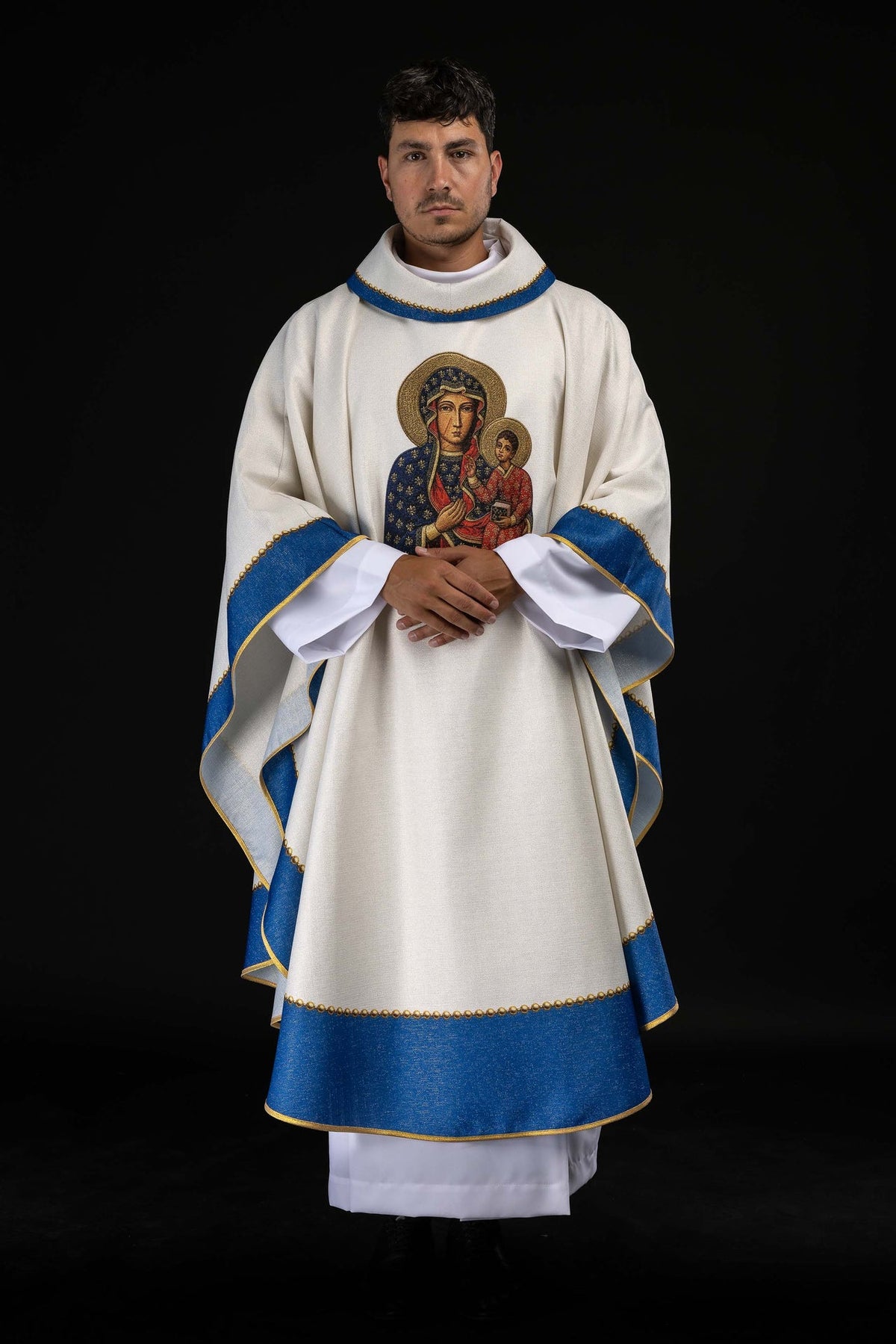 Casulla estampada con la imagen de la Virgen María de Częstochowa