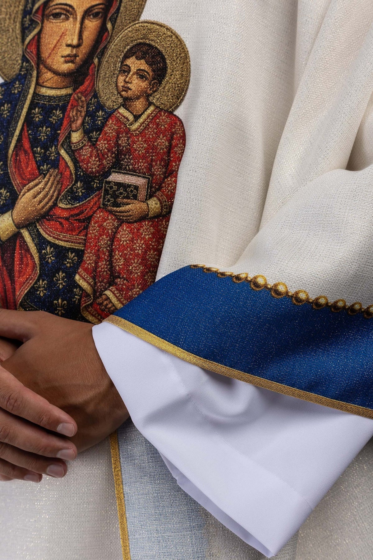 Casulla estampada con la imagen de la Virgen María de Częstochowa