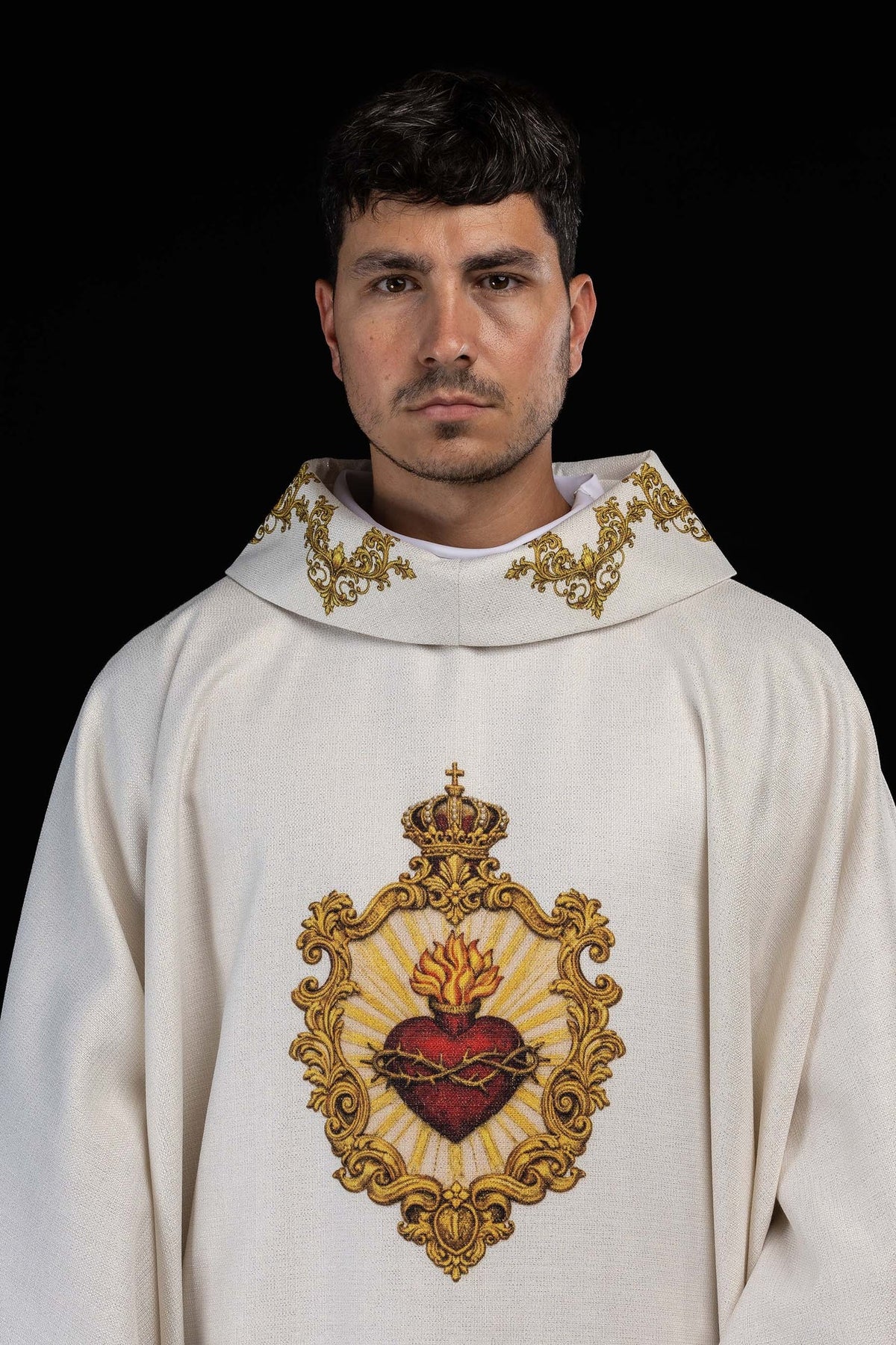 Casulla estampada beige con motivo del Sagrado Corazón de Jesús
