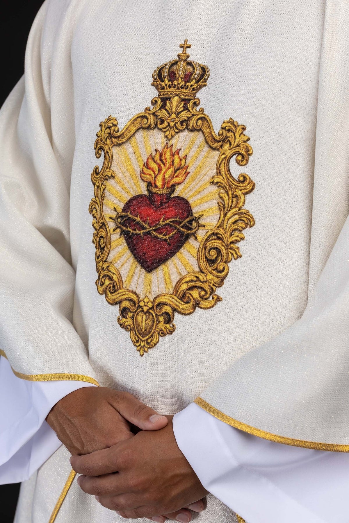 Casulla estampada beige con motivo del Sagrado Corazón de Jesús