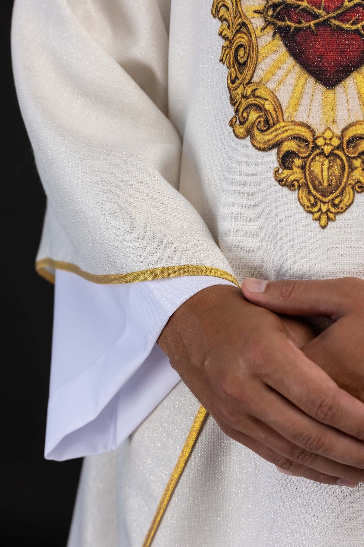 Casulla estampada beige con motivo del Sagrado Corazón de Jesús