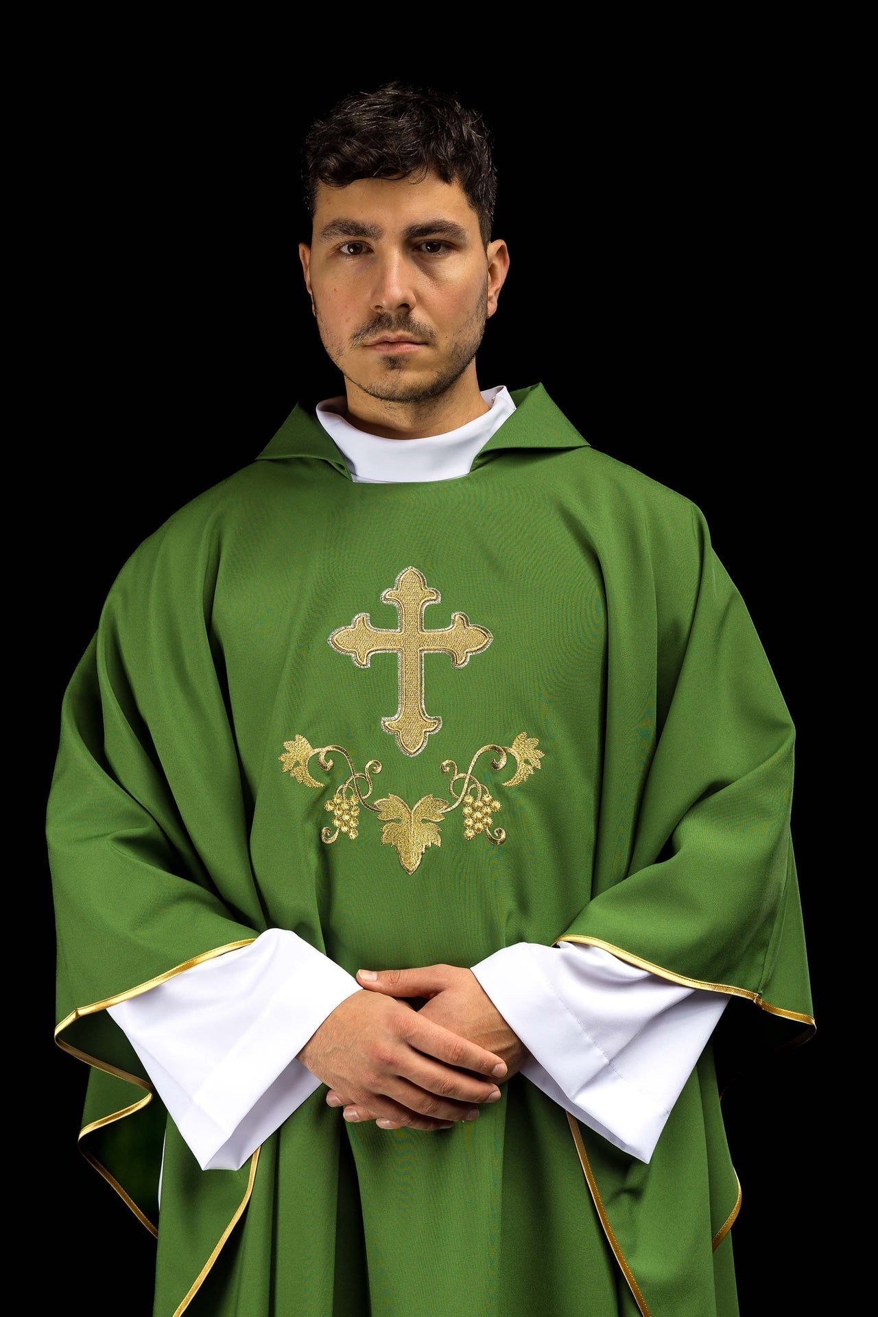 Casulla bordada con el símbolo de la cruz y cuello ancho en color verde