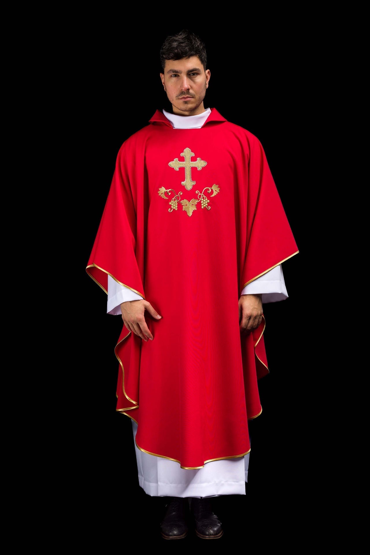 Casulla bordada con el símbolo de la cruz y cuello ancho en color rojo
