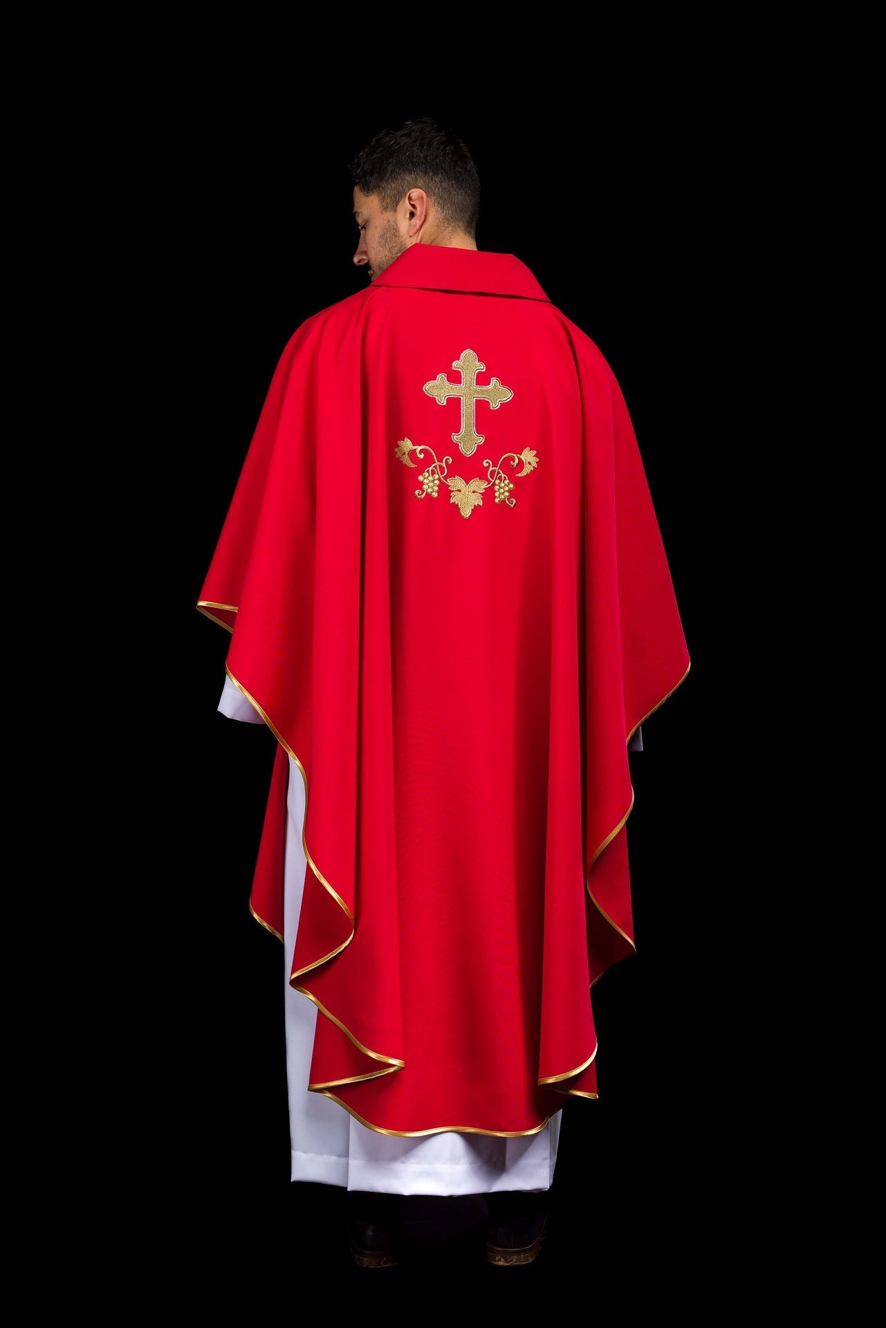 Casulla bordada con el símbolo de la cruz y cuello ancho en color rojo