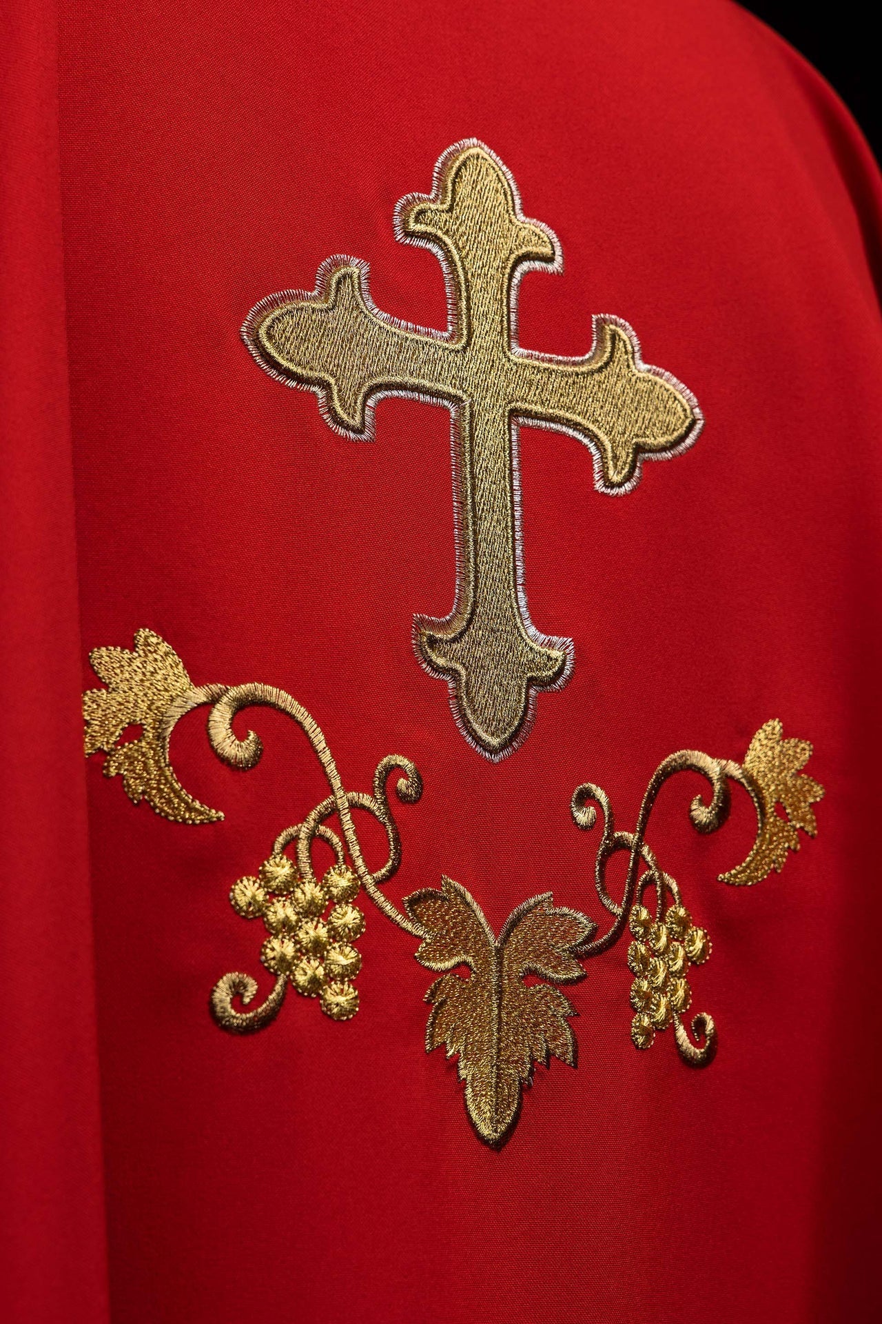 Casulla bordada con el símbolo de la cruz y cuello ancho en color rojo