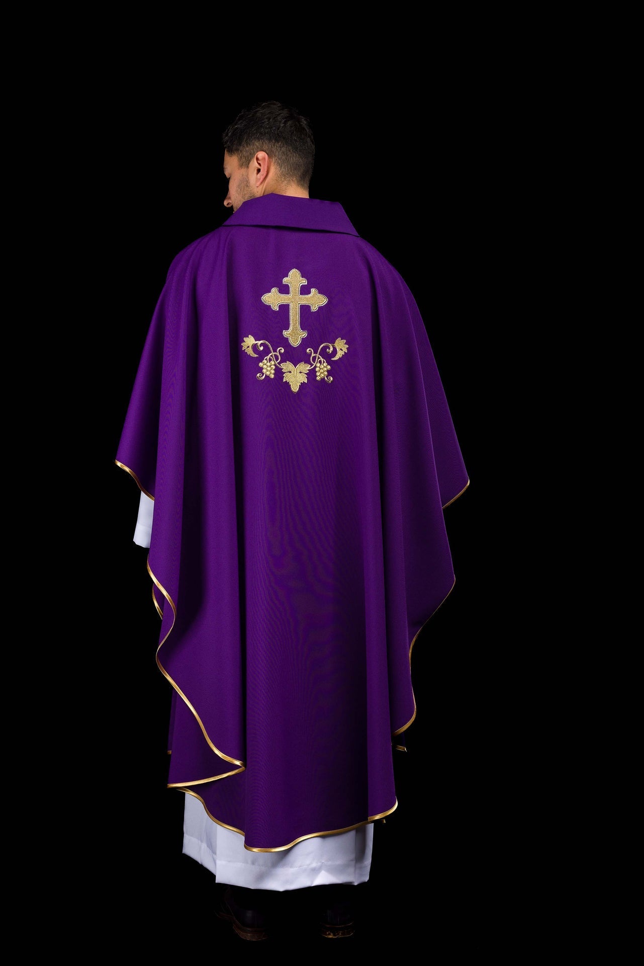 Casulla bordada con el símbolo de la cruz y cuello ancho en color morado