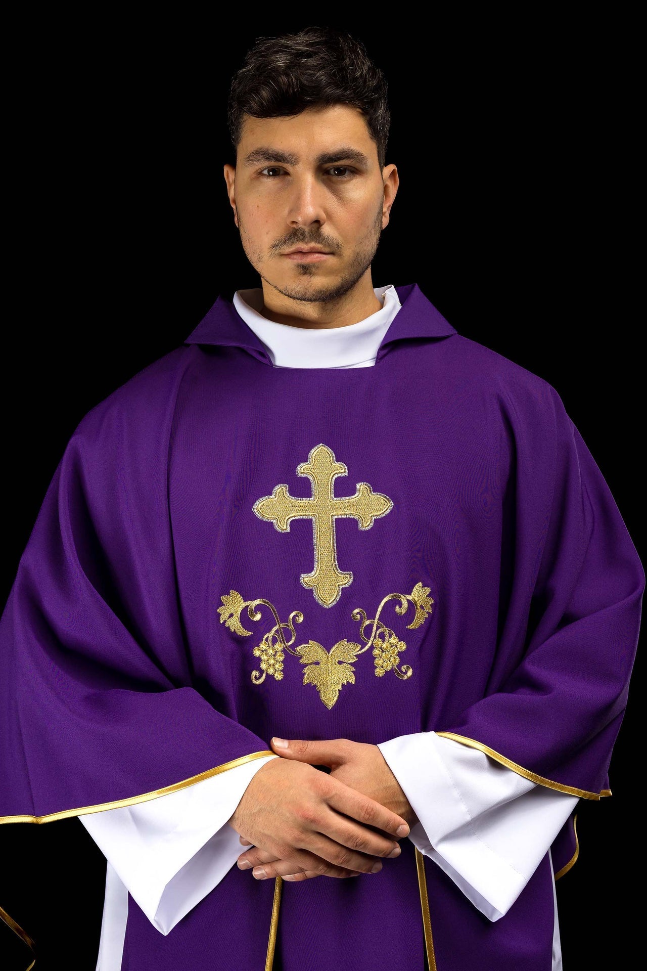 Casulla bordada con el símbolo de la cruz y cuello ancho en color morado