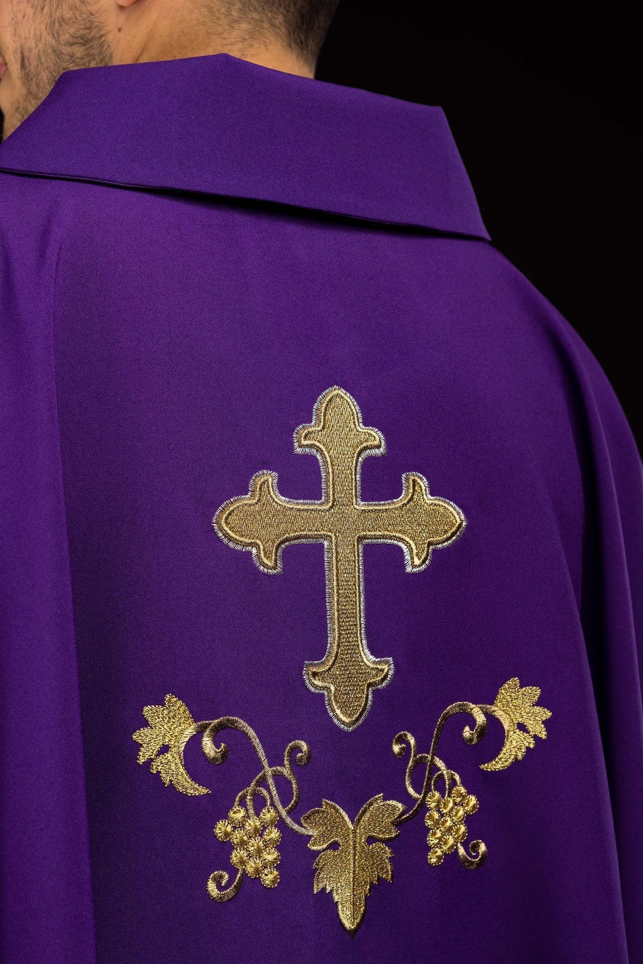 Casulla bordada con el símbolo de la cruz y cuello ancho en color morado