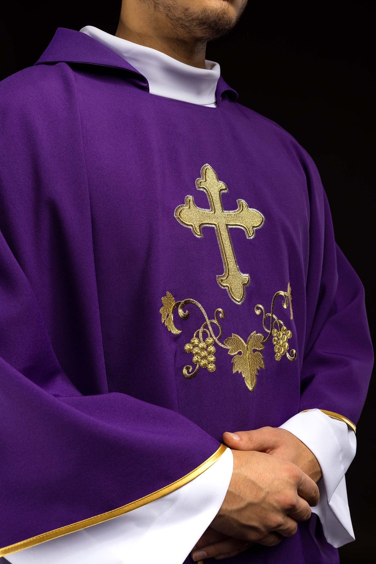 Casulla bordada con el símbolo de la cruz y cuello ancho en color morado