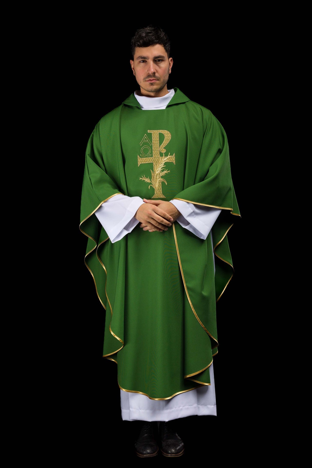 Casulla bordada con el símbolo Alfa y Omega y cuello ancho en color verde