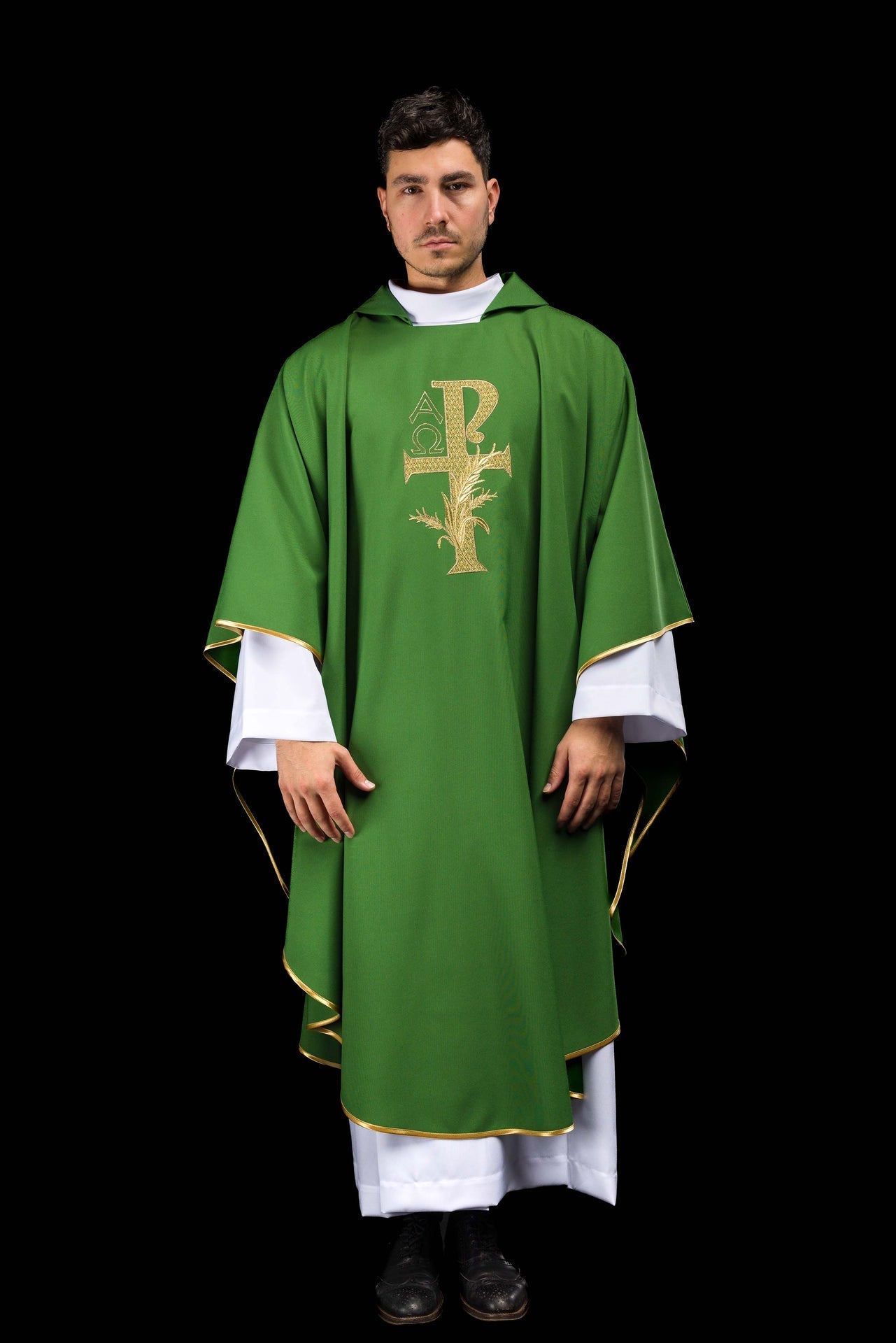 Casulla bordada con el símbolo Alfa y Omega y cuello ancho en color verde