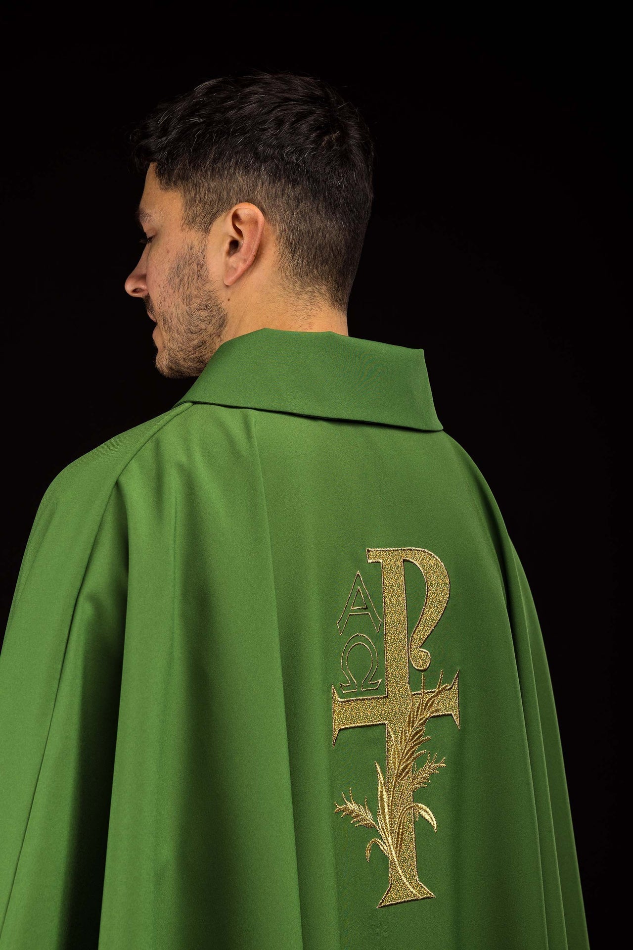 Casulla bordada con el símbolo Alfa y Omega y cuello ancho en color verde