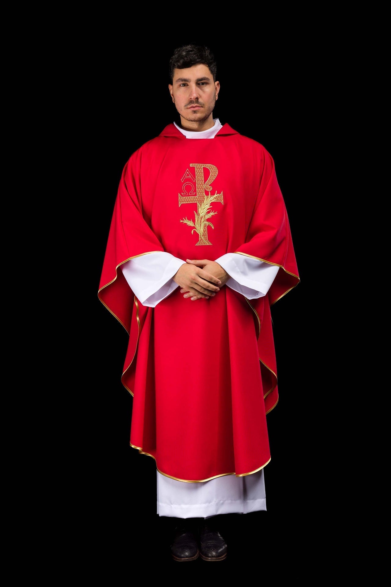 Casulla bordada con el símbolo Alfa y Omega y cuello ancho en color rojo