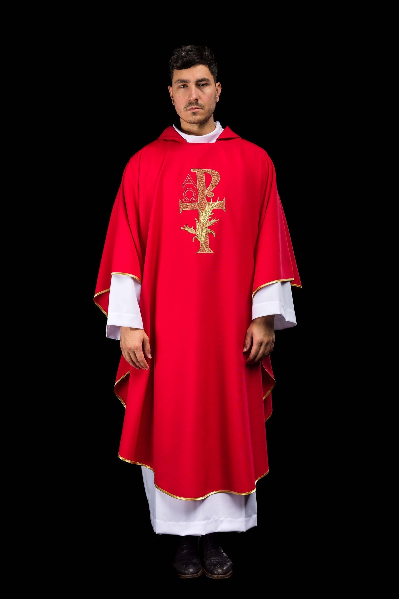 Casulla bordada con el símbolo Alfa y Omega y cuello ancho en color rojo