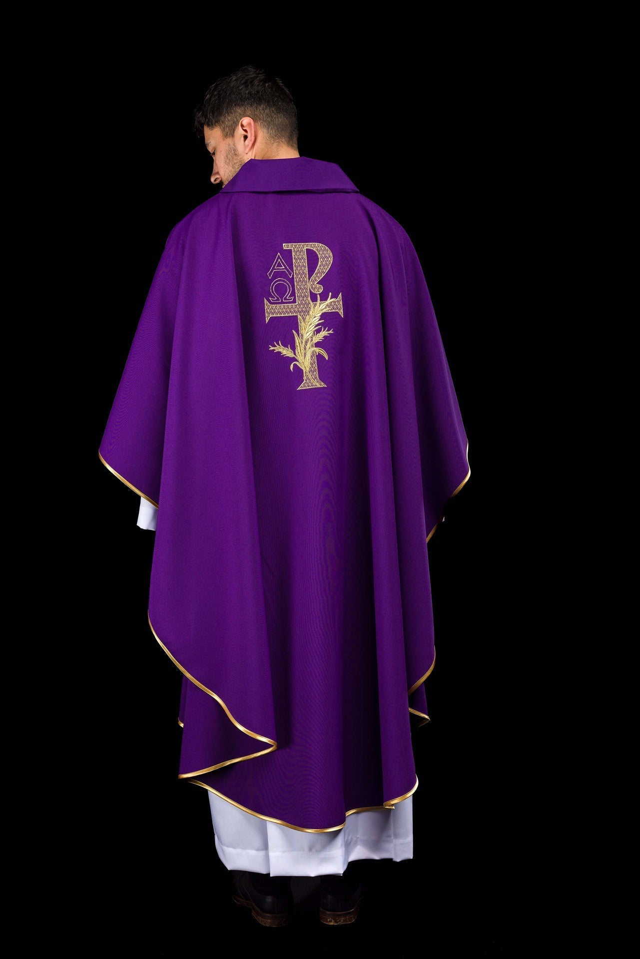 Casulla bordada con el símbolo Alfa y Omega y cuello ancho en color morado