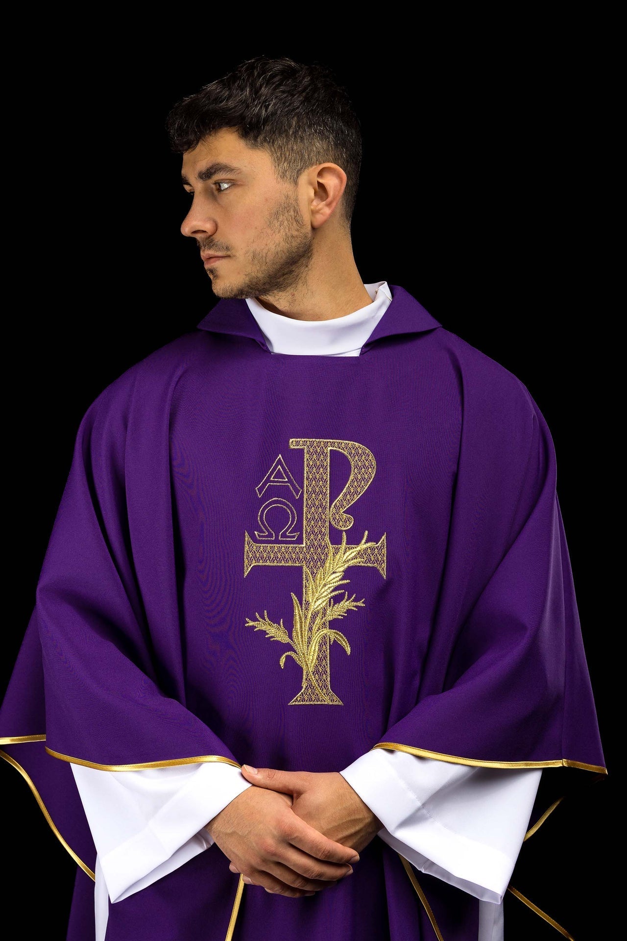 Casulla bordada con el símbolo Alfa y Omega y cuello ancho en color morado