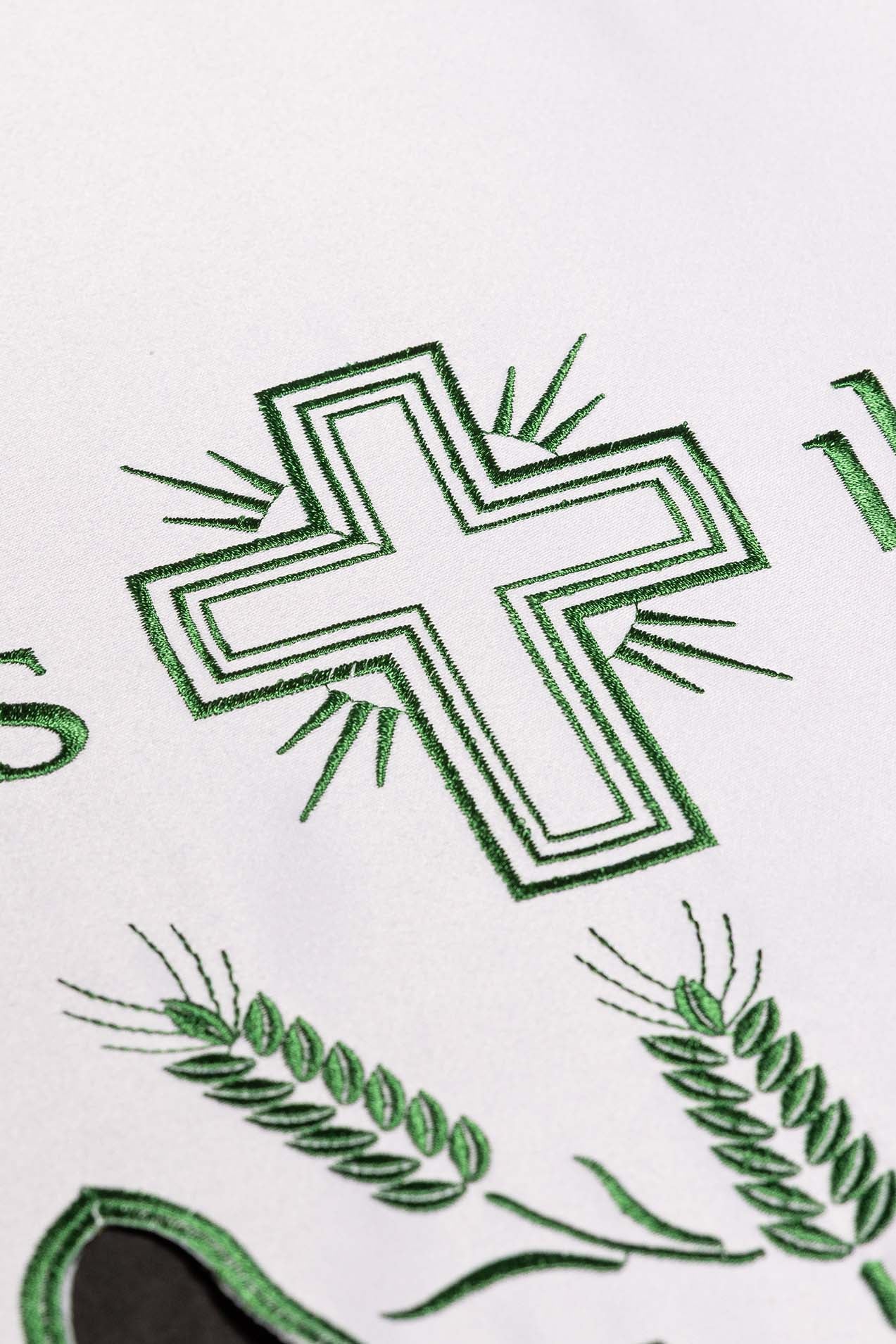 Mantel de altar con bordado de cruces verdes y acabado decorativo