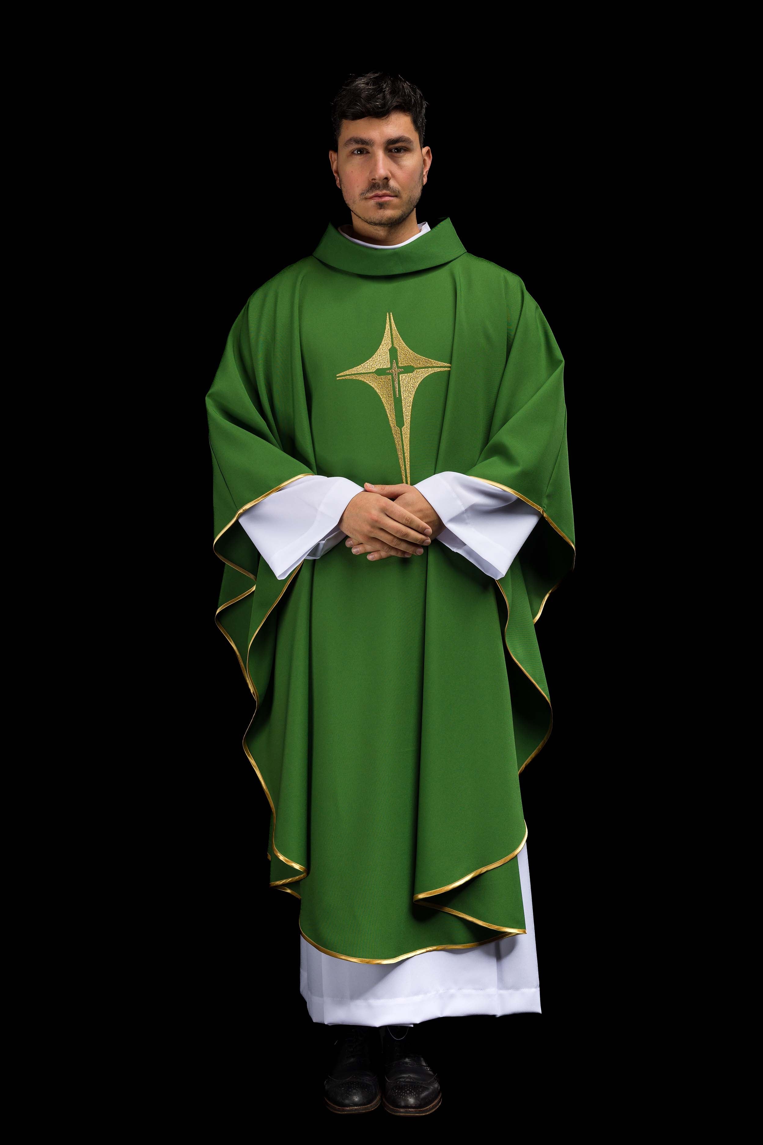 Casulla verde con bordado dorado Cruz