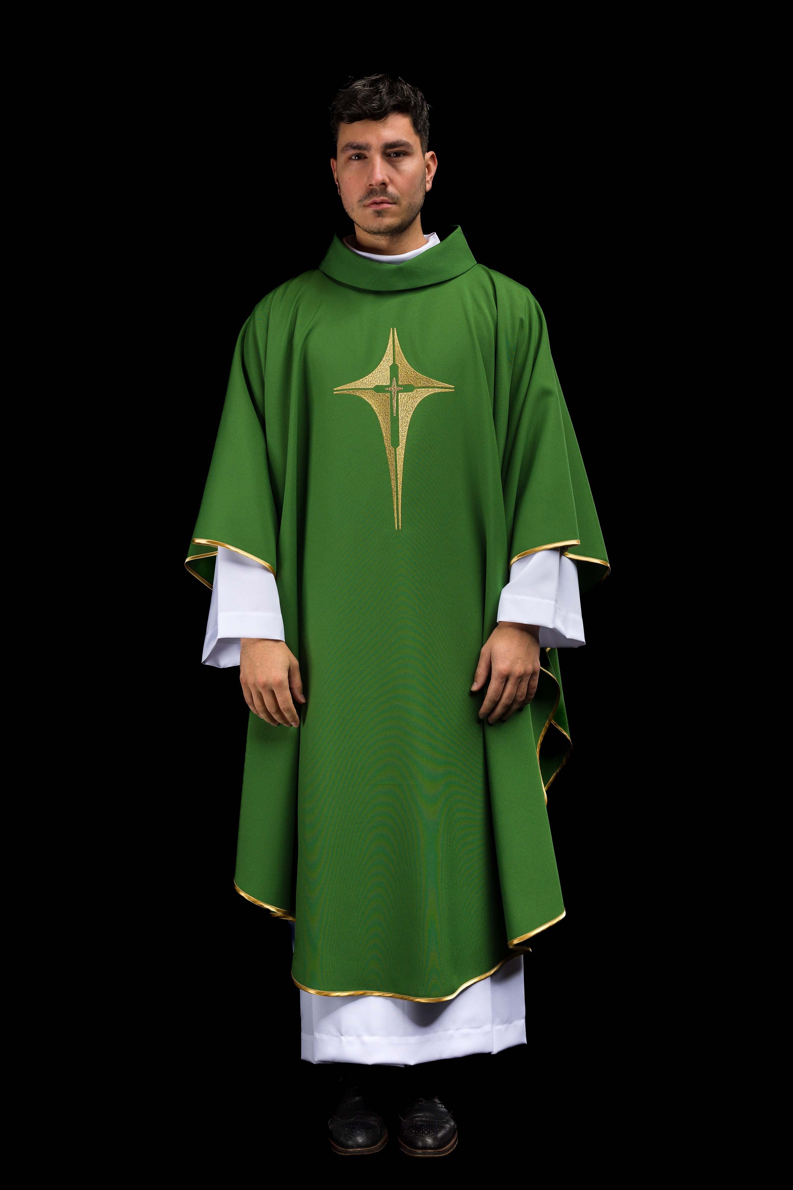 Casulla verde con bordado dorado Cruz