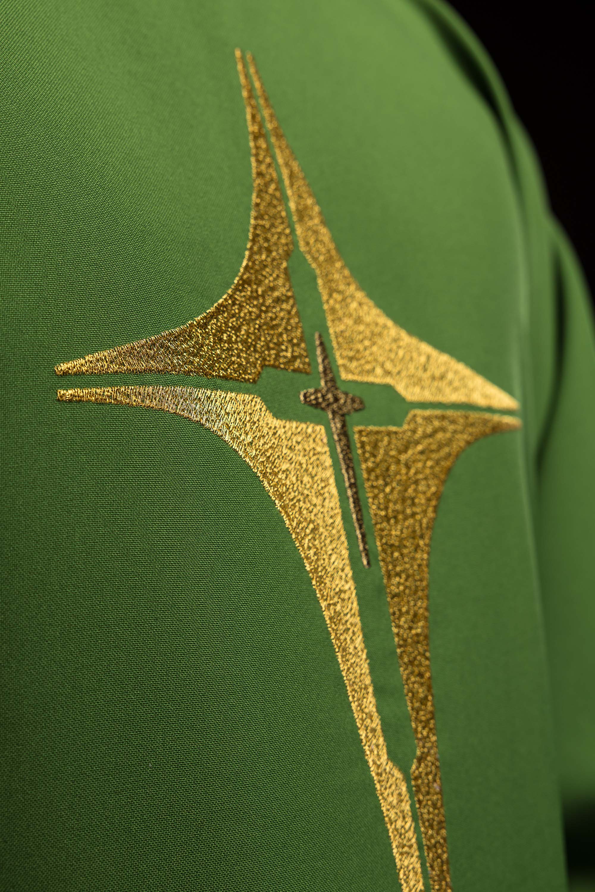 Casulla verde con bordado dorado Cruz
