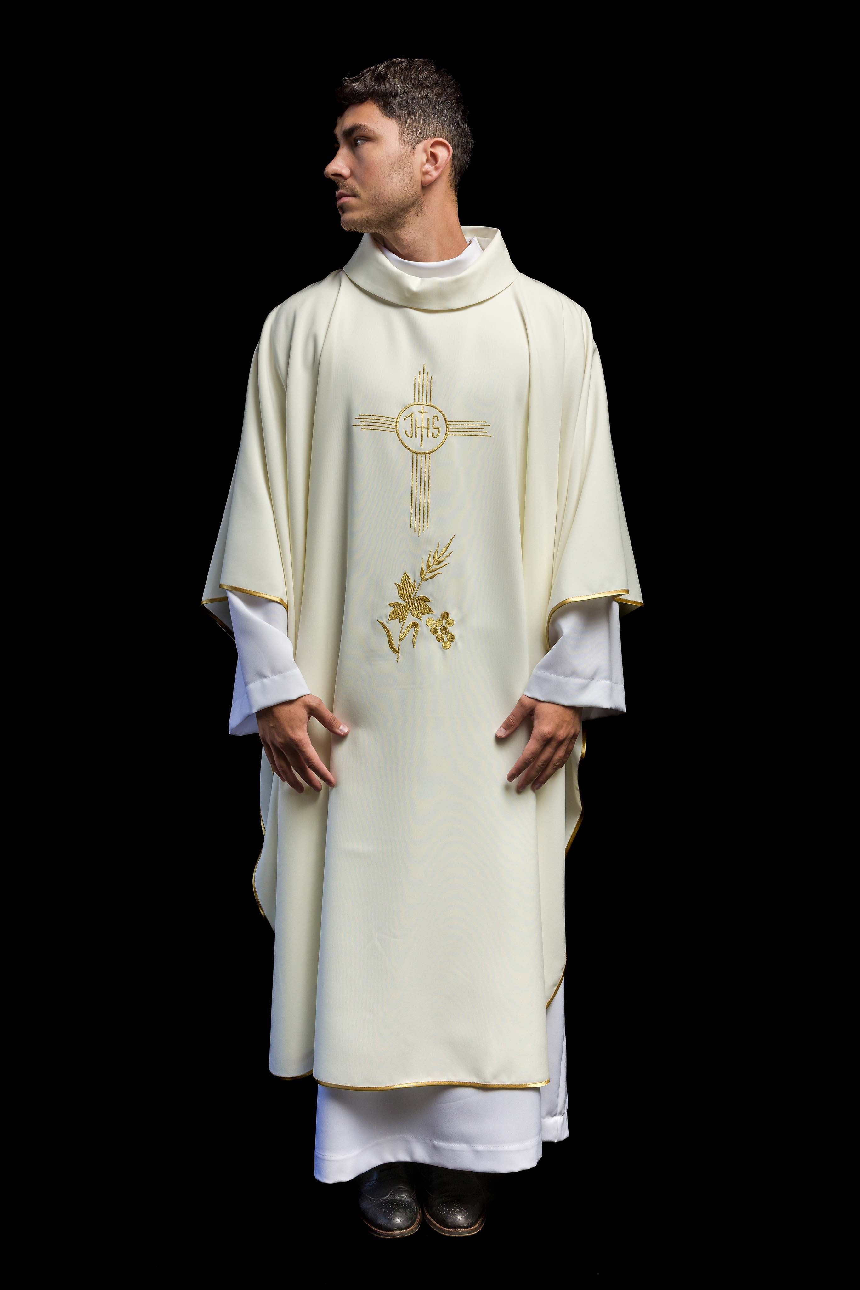 Casulla marfil con bordado IHS