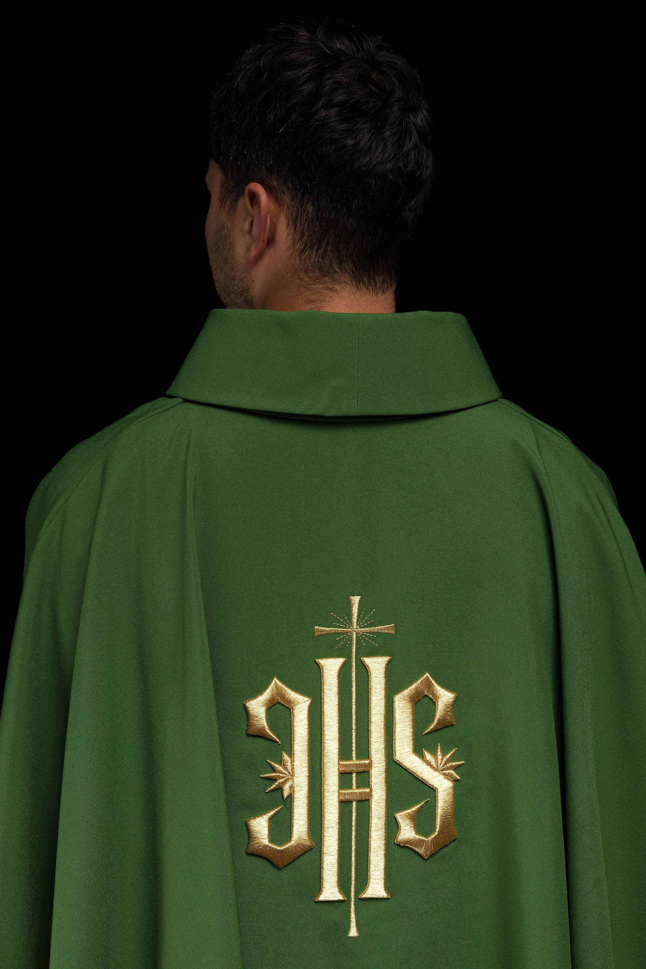Casulla verde con bordado dorado IHS