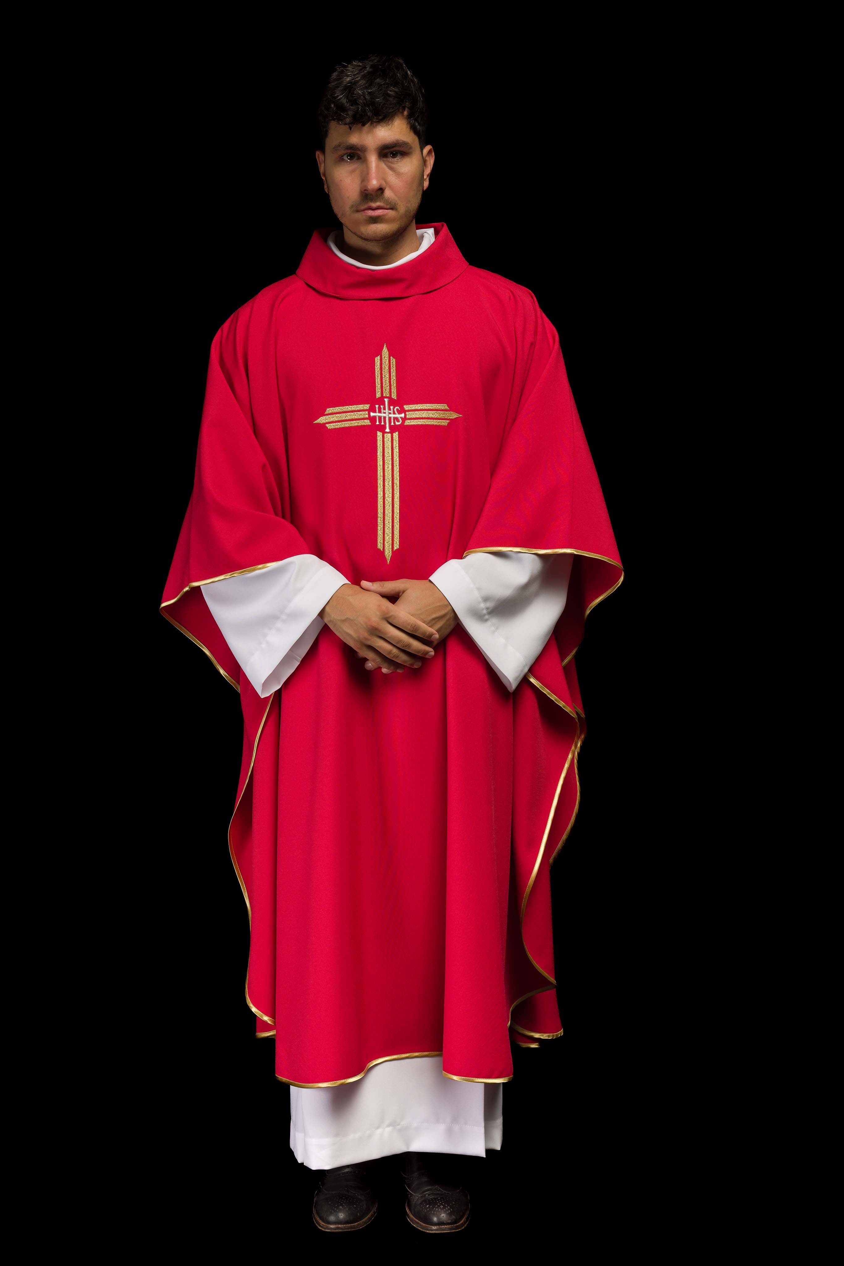 Casulla roja con bordado Cruz IHS