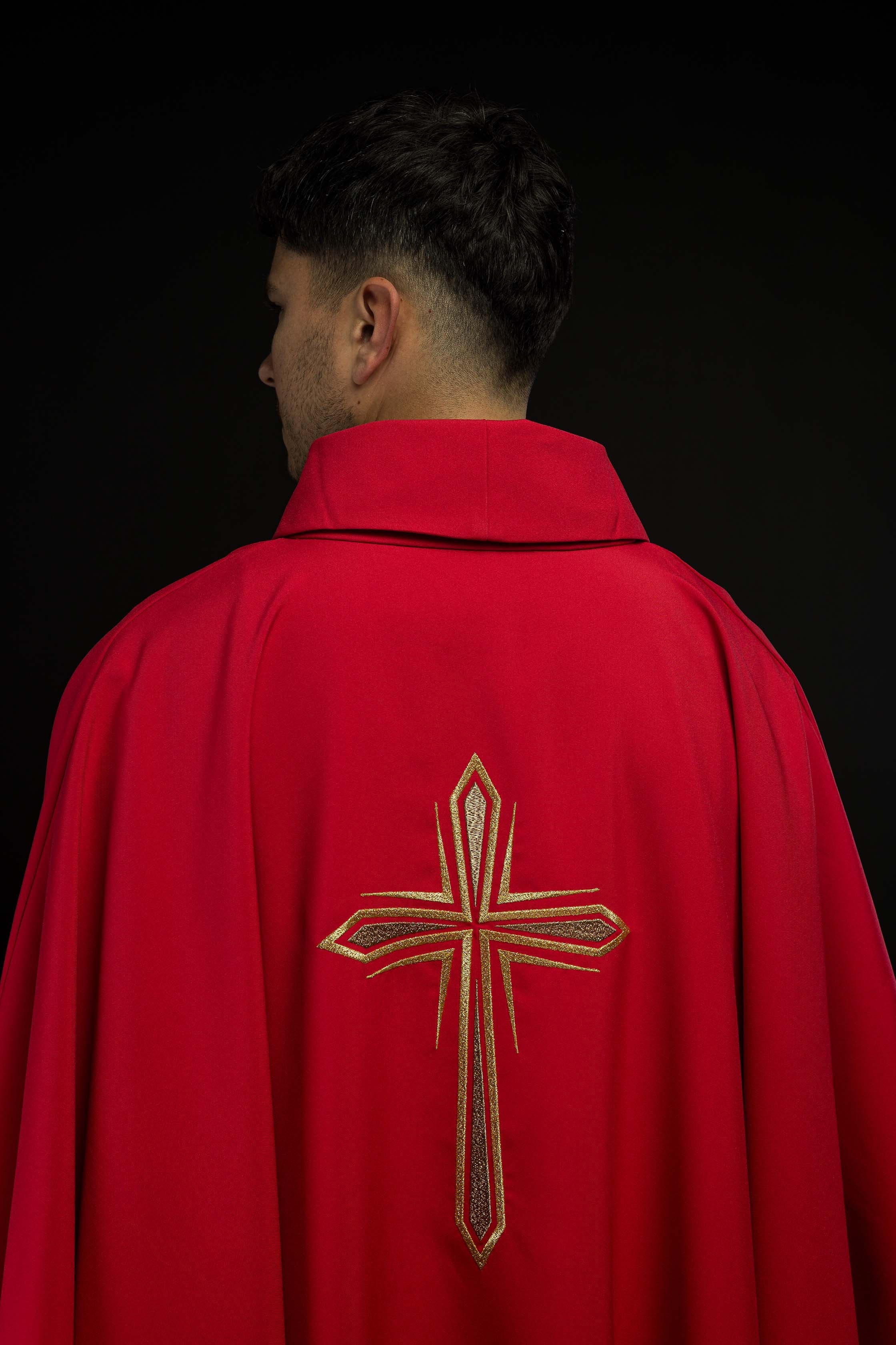 Casulla roja con bordado Cruz