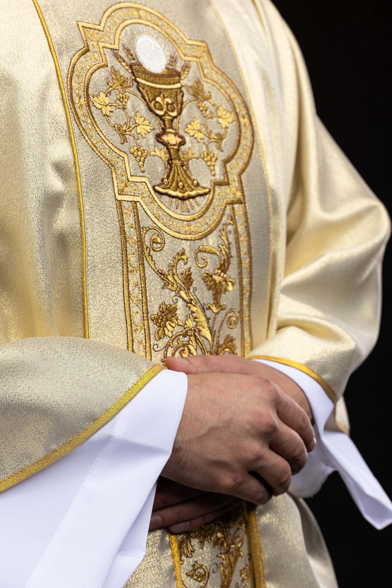 Casulla con bordado del cáliz eucarístico en color dorado