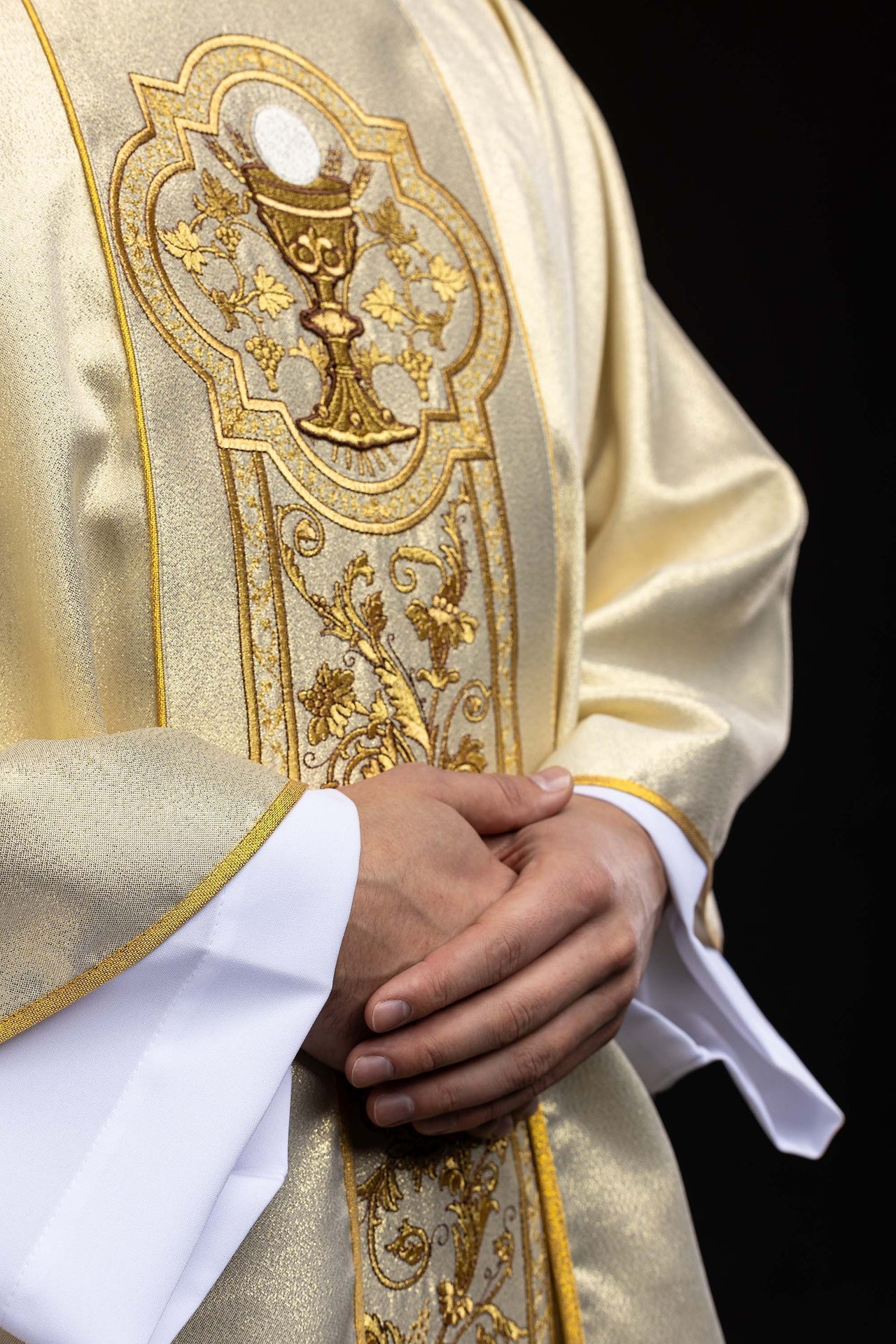 Casulla con bordado del cáliz eucarístico en color dorado