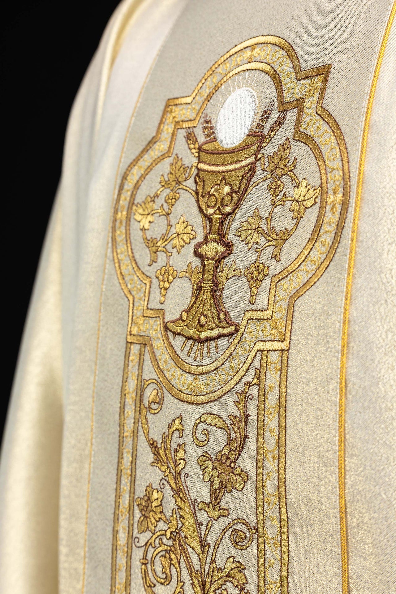 Casulla con bordado del cáliz eucarístico en color dorado