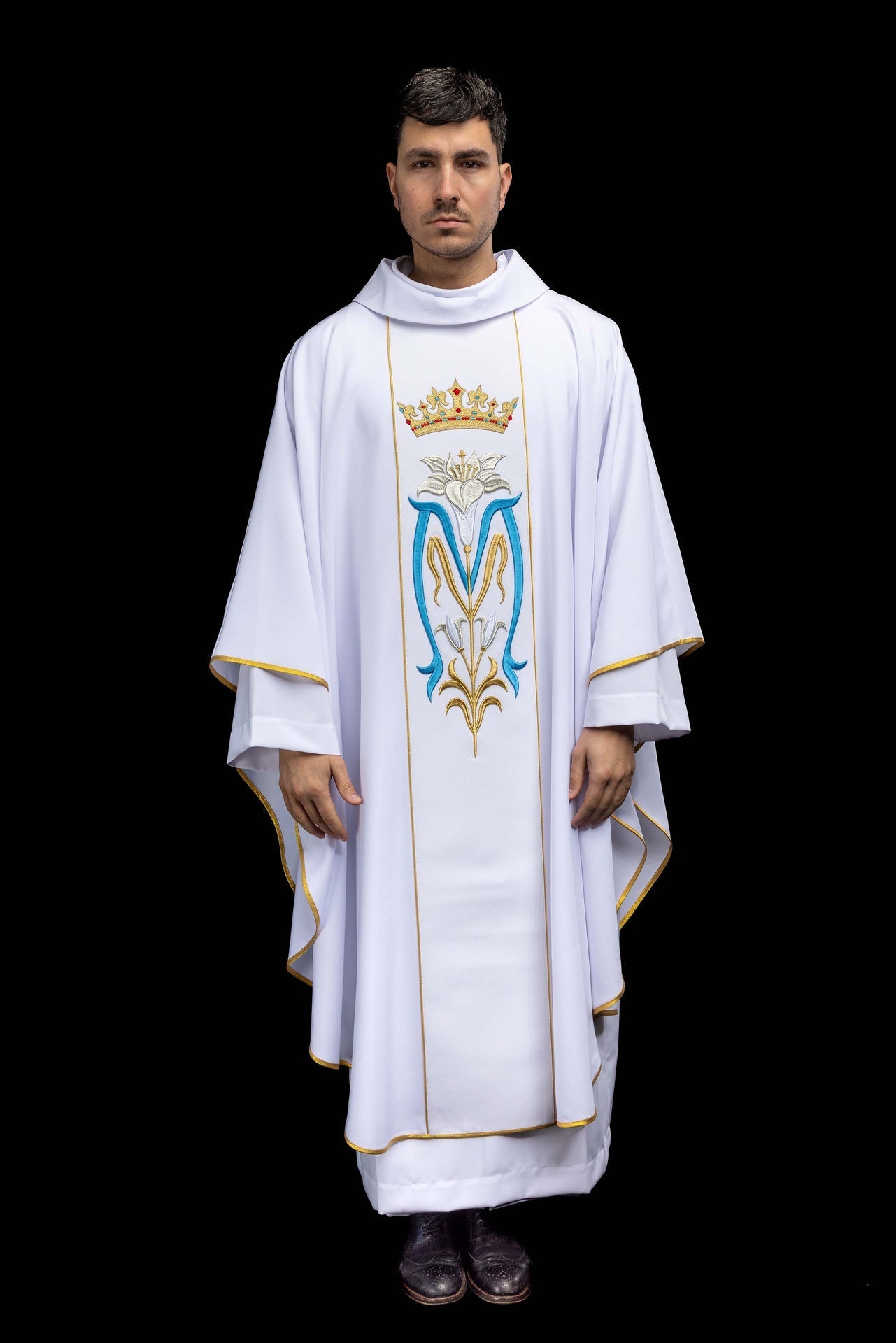 Casulla litúrgica mariana bordada con corona en color blanco