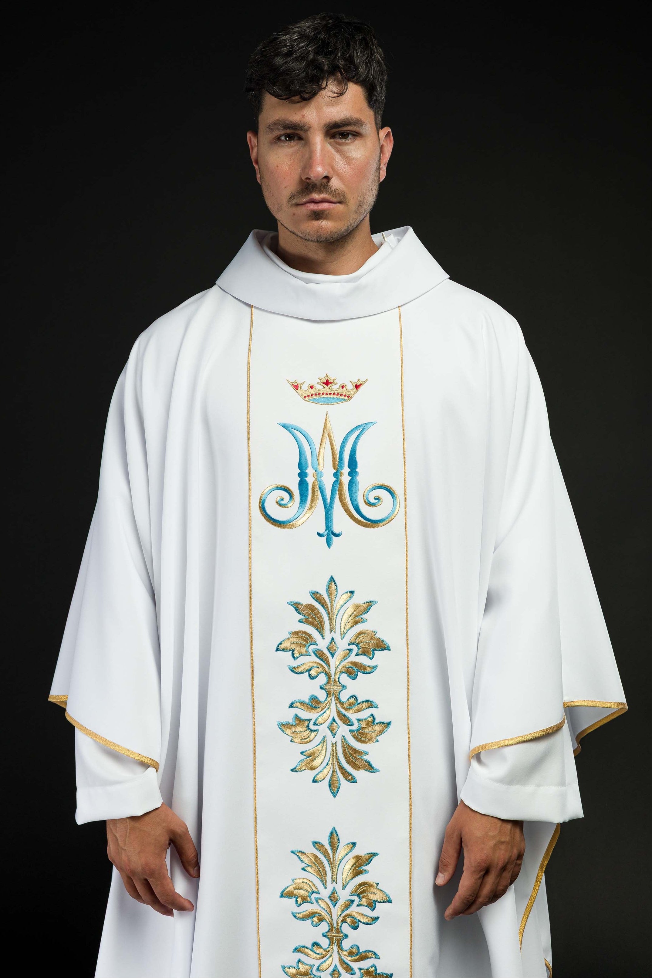 Casulla Mariana blanca Con ornamentos bordados y Corona