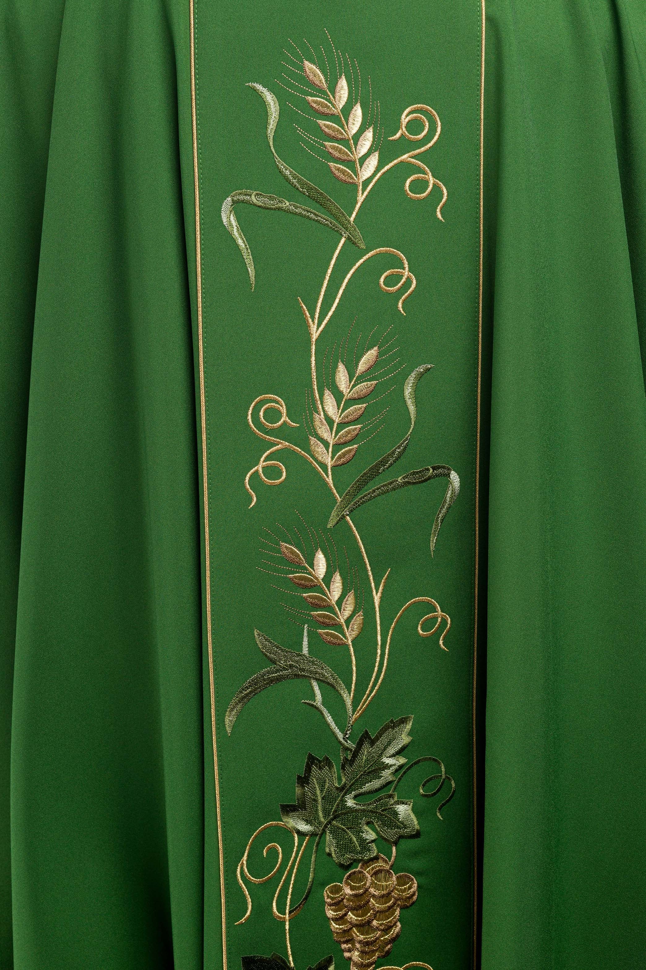 Casulla verde con bordado IHS, uvas y espigas