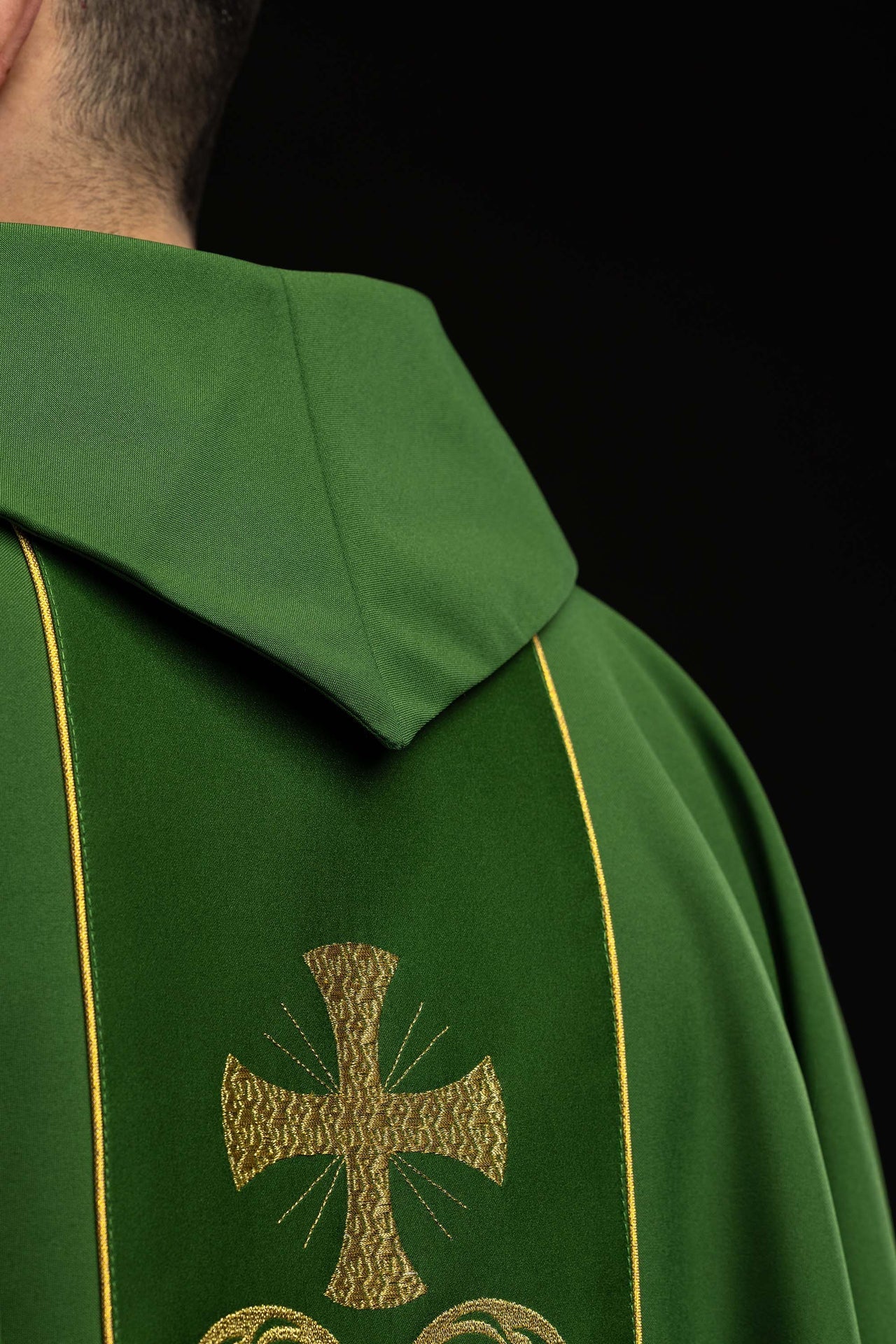 Casulla litúrgica verde adornada con una banda bordada
