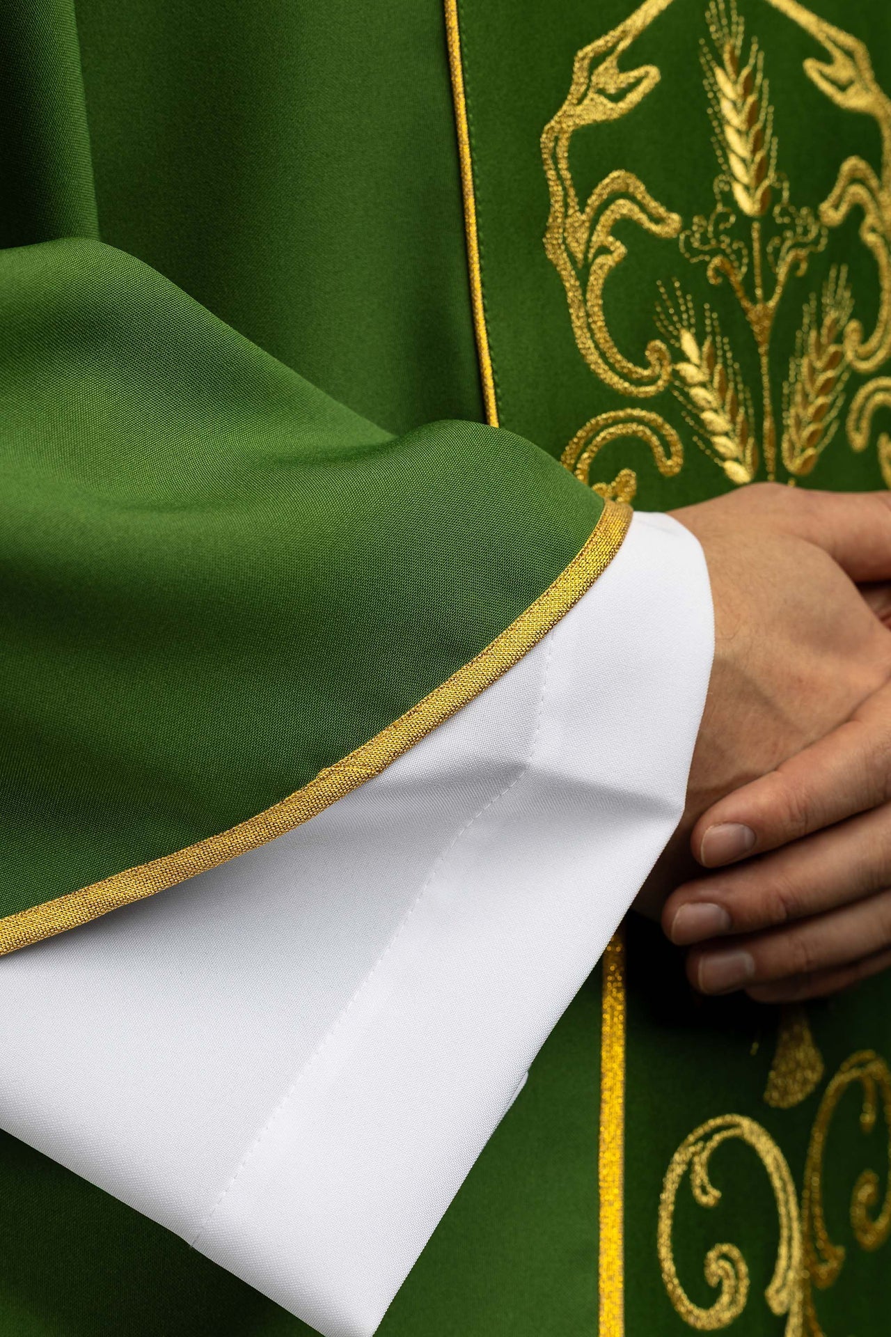 Casulla litúrgica verde adornada con una banda bordada