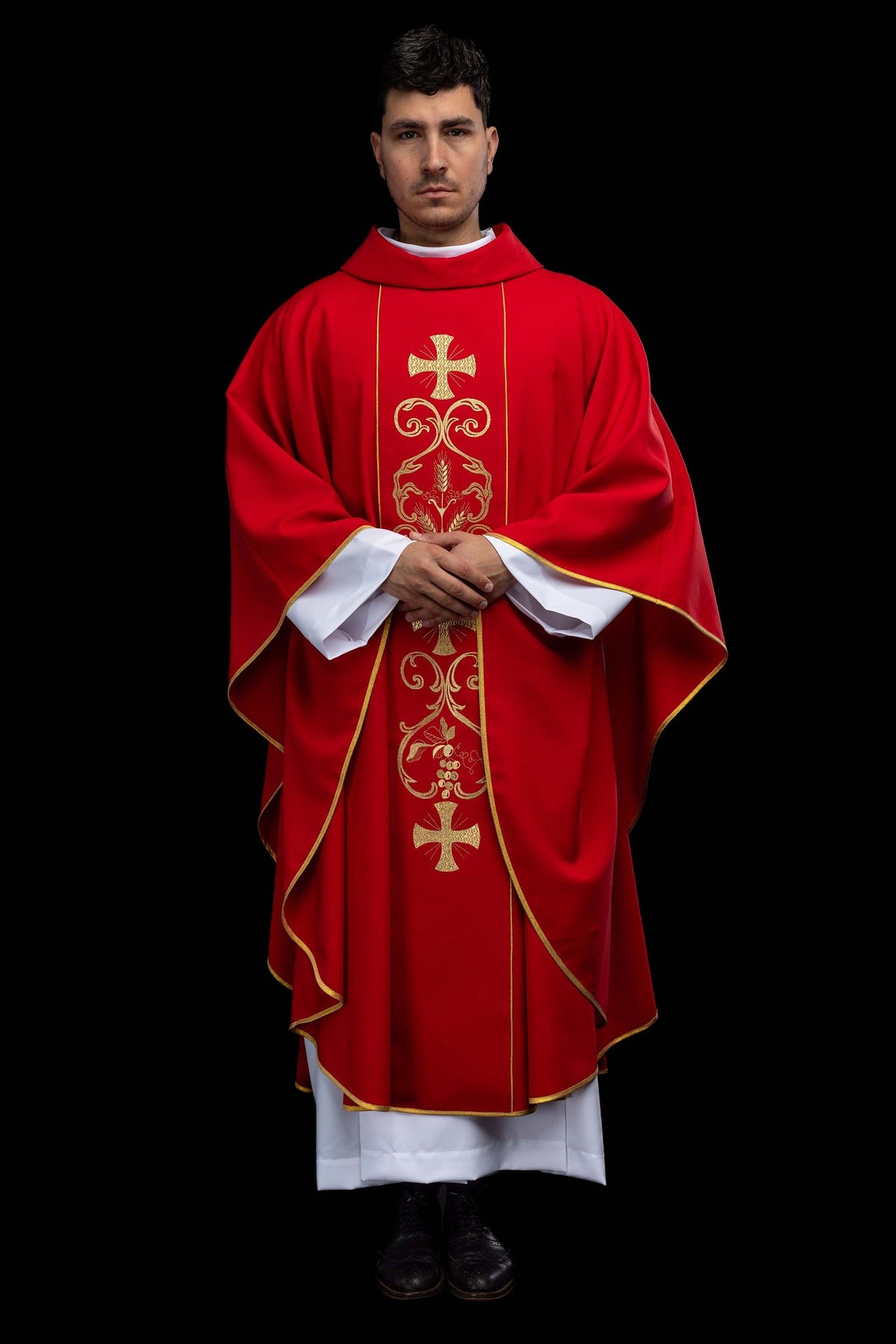 Casulla litúrgica roja con estolón bordado