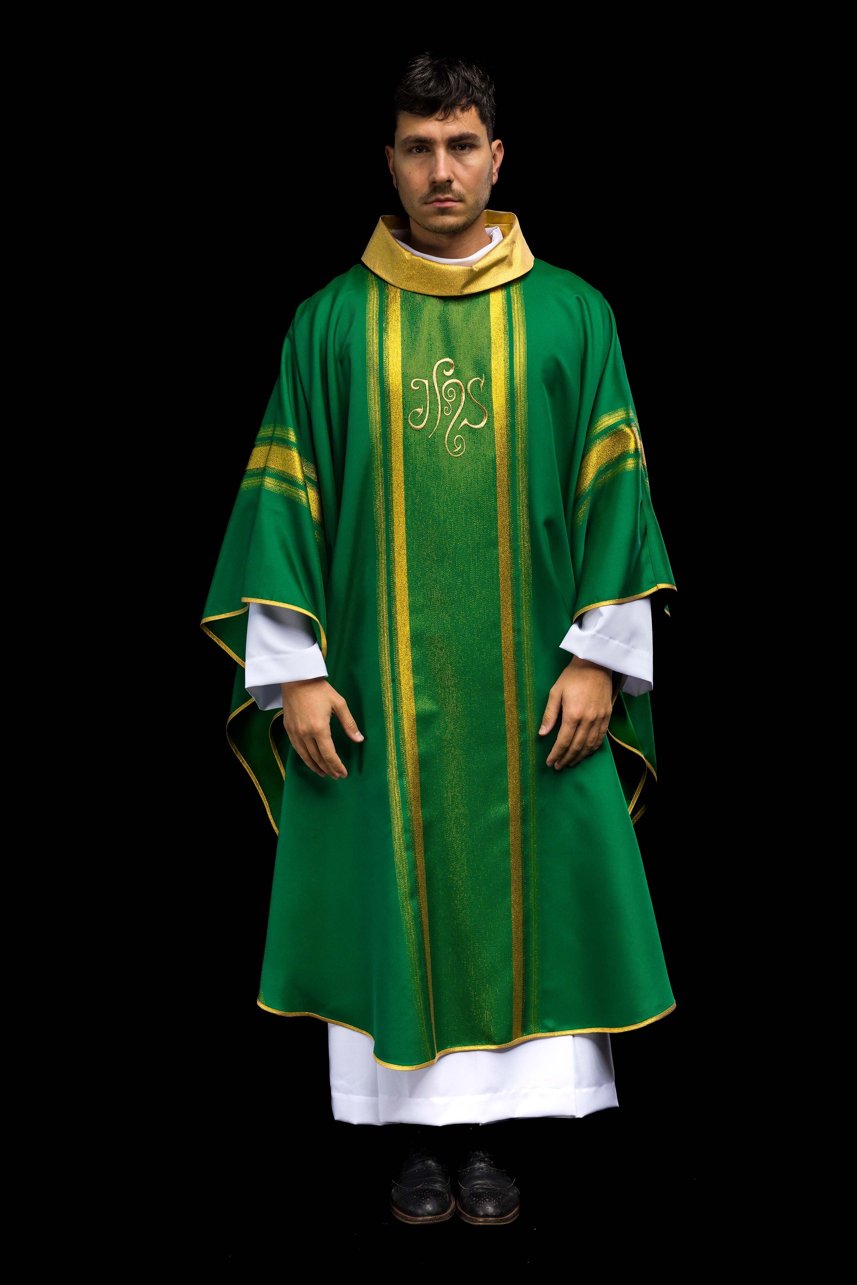 Casulla verde con bordado IHS y rayas dorada