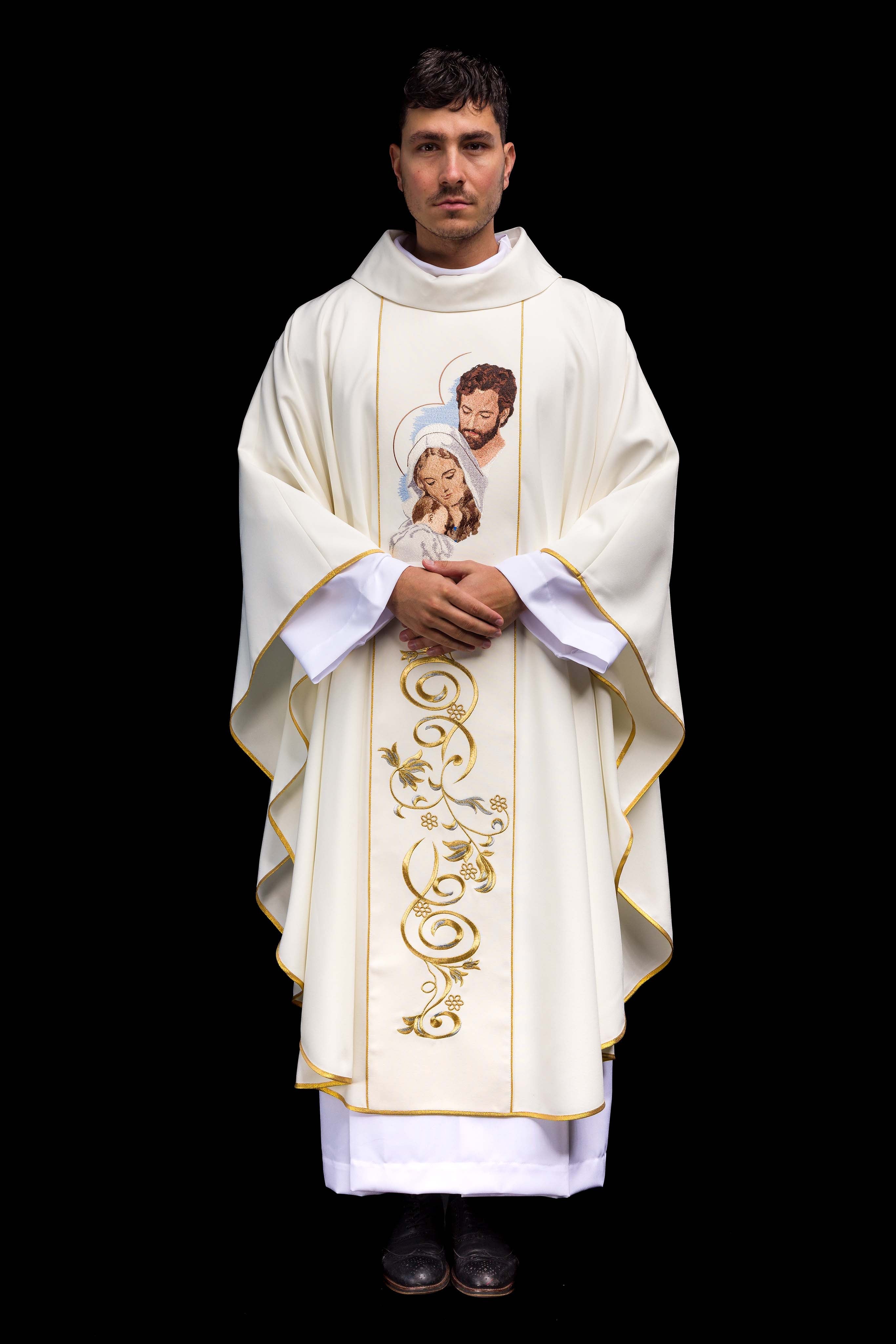 Casulla marfil para Navidad con la imagen de la Sagrada Familia