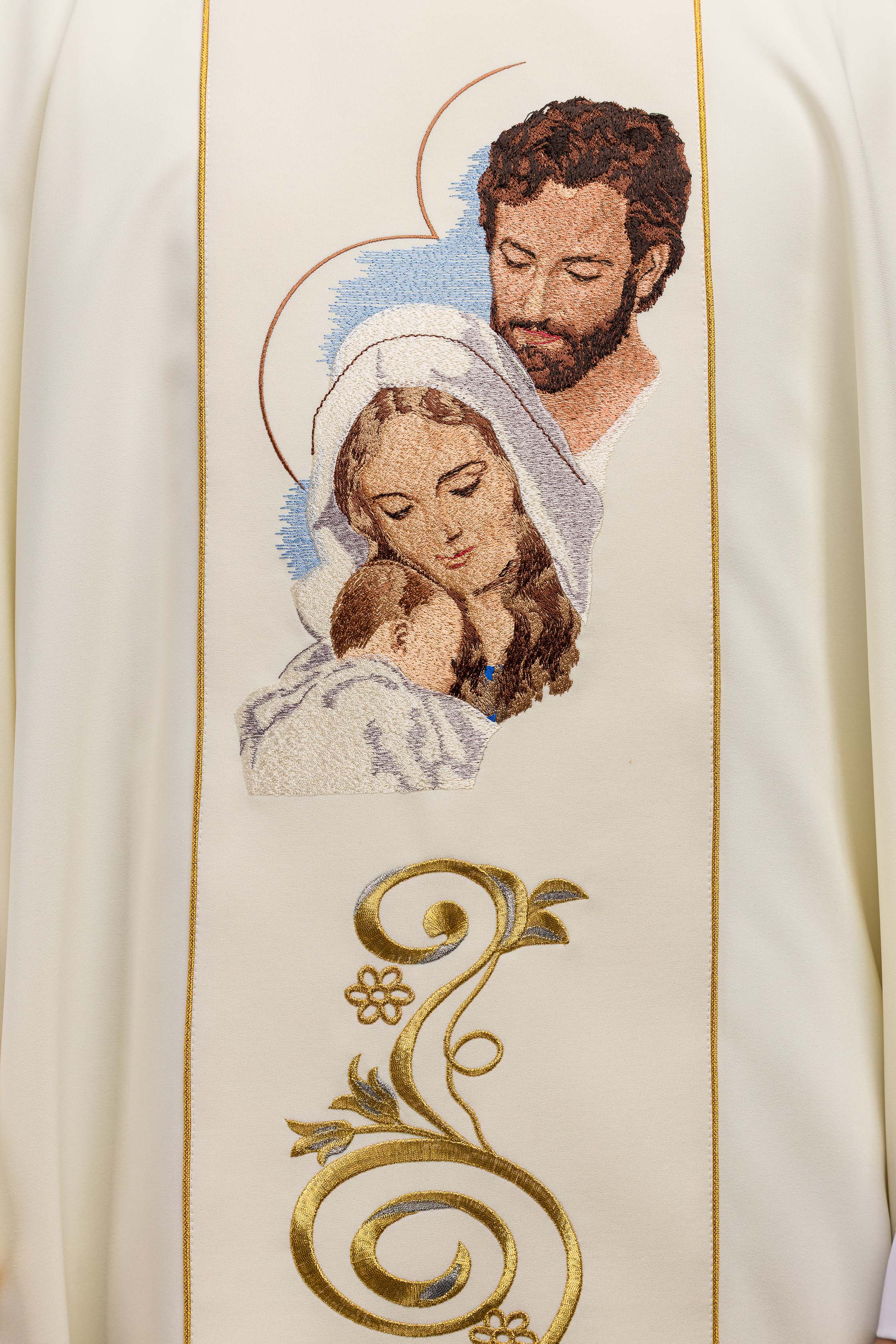 Casulla marfil para Navidad con la imagen de la Sagrada Familia
