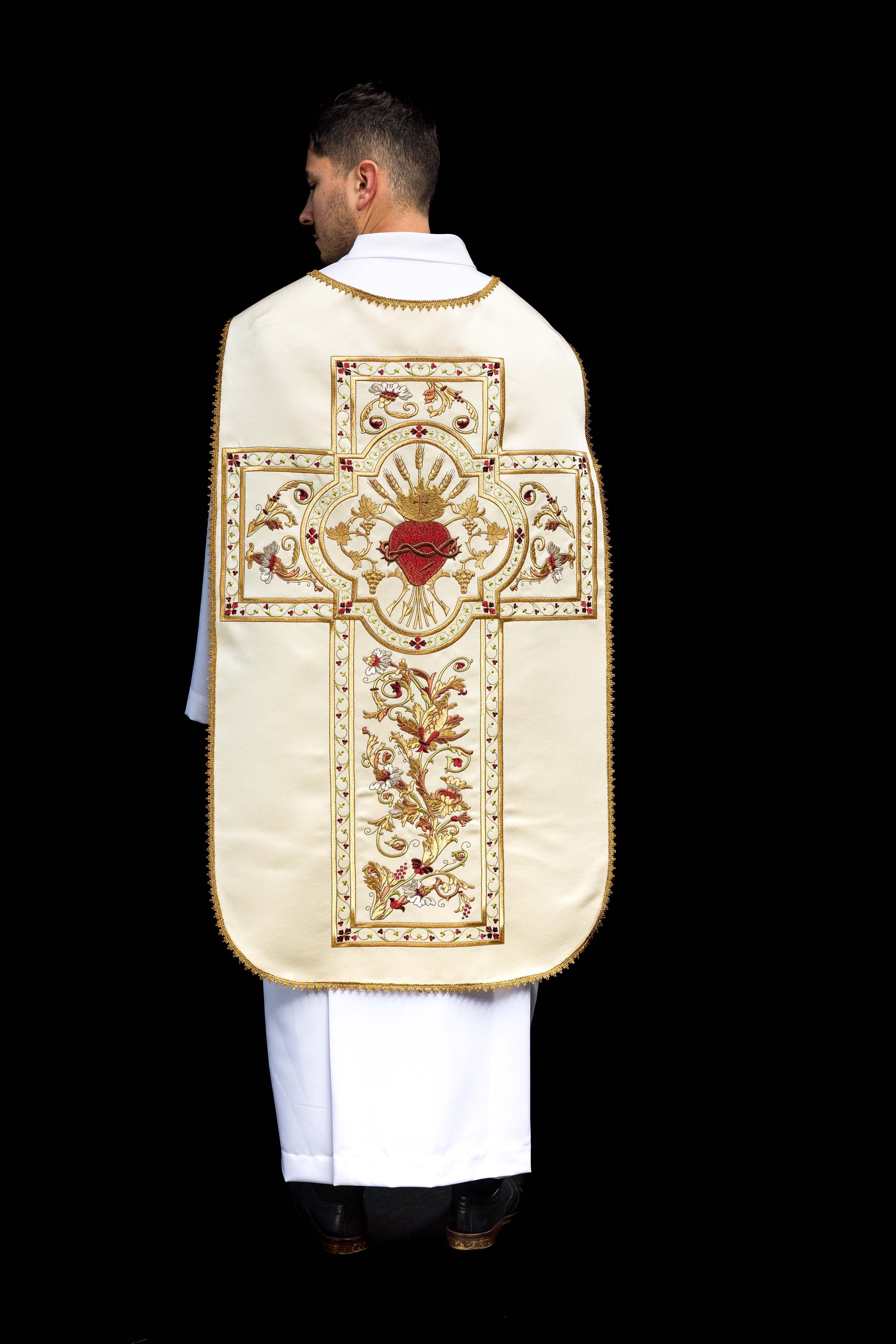 Casulla romana marfil bordada con motivo del Corazón de Jesucristo