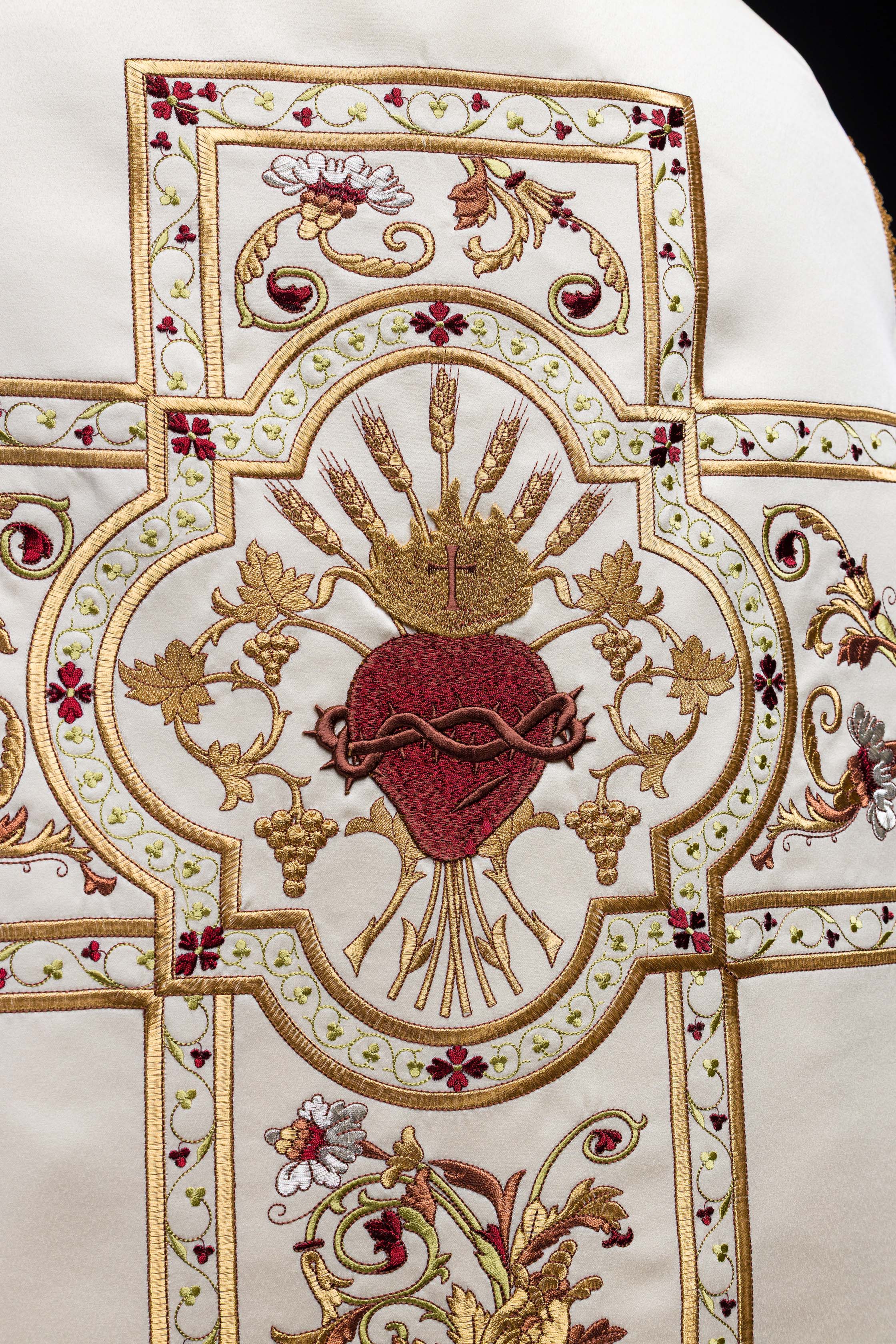 Casulla romana marfil bordada con motivo del Corazón de Jesucristo