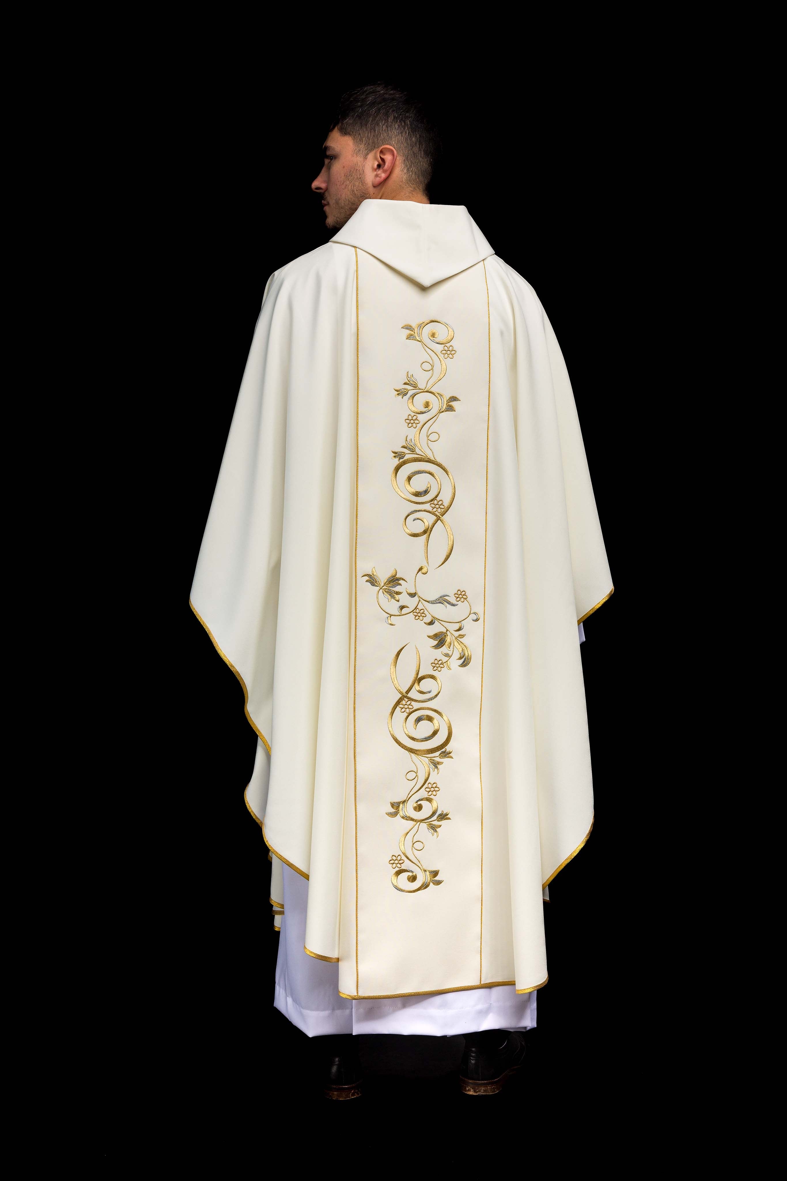 Casulla marfil con bordado imagen Jesús el Buen Pastor