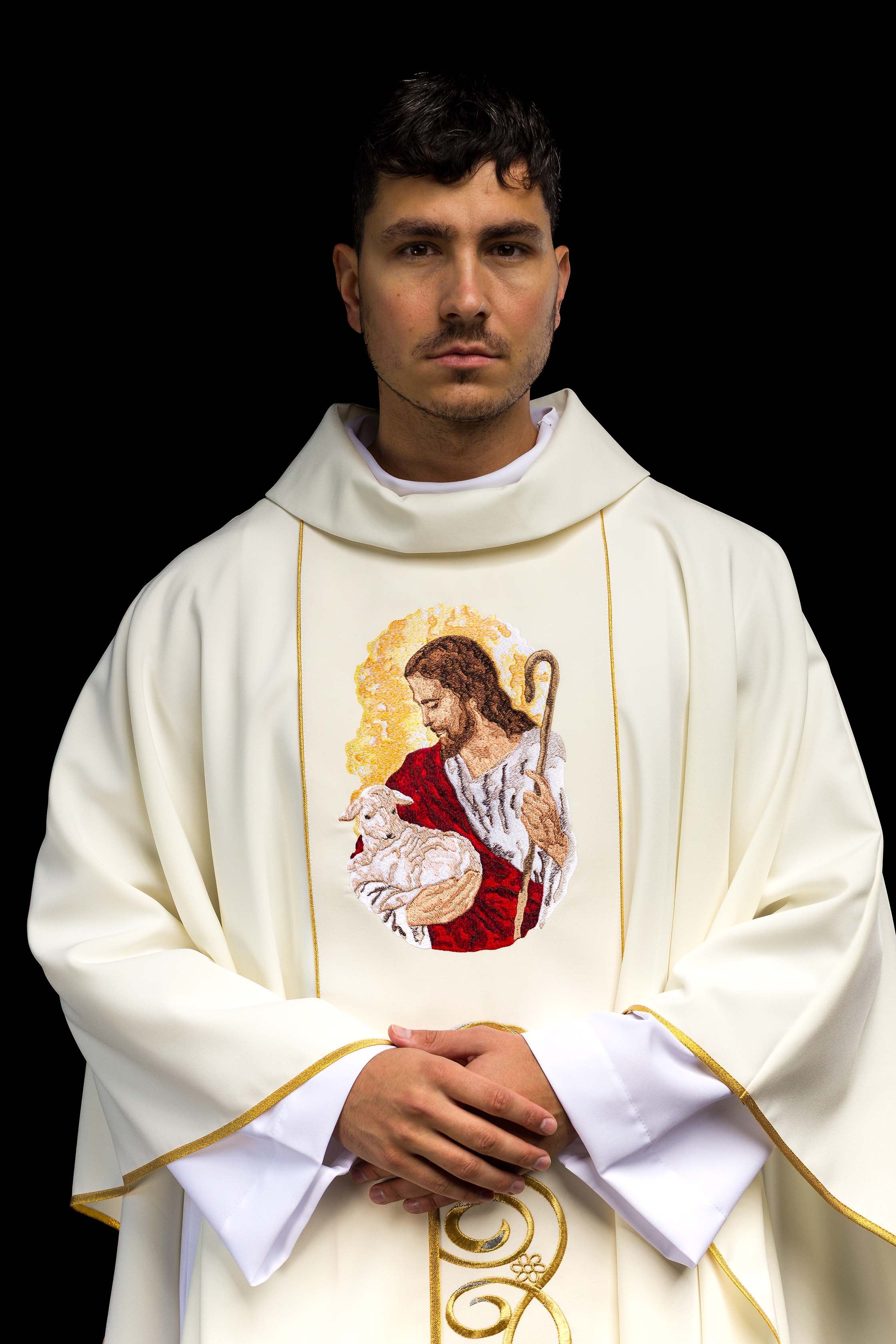 Casulla marfil con bordado imagen Jesús el Buen Pastor